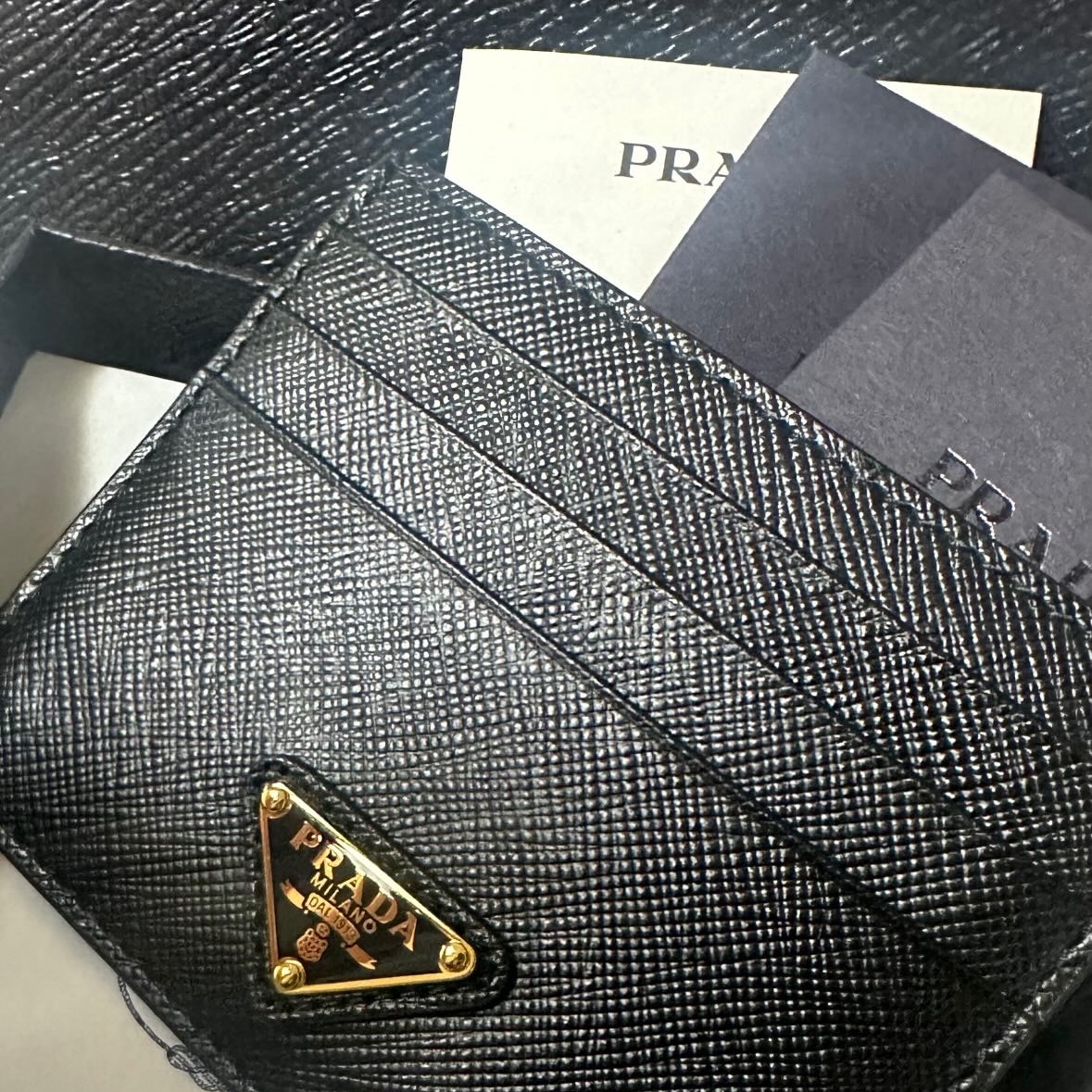 Prada Saffiano Leather Triangle Logo Card Holder Black Gold 착용 스타일