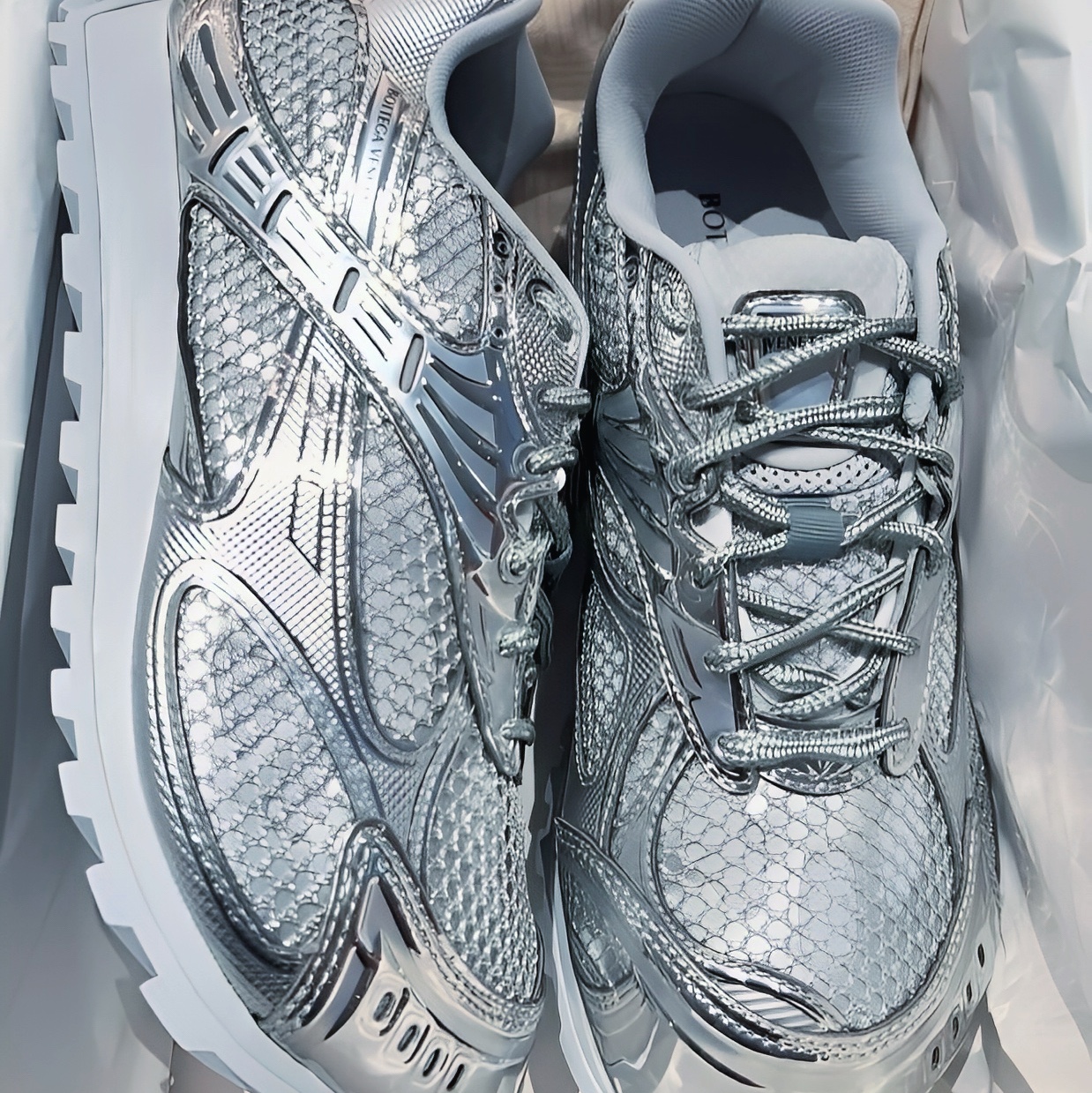 Bottega Veneta Orbit Sneaker Silver 착용 스타일
