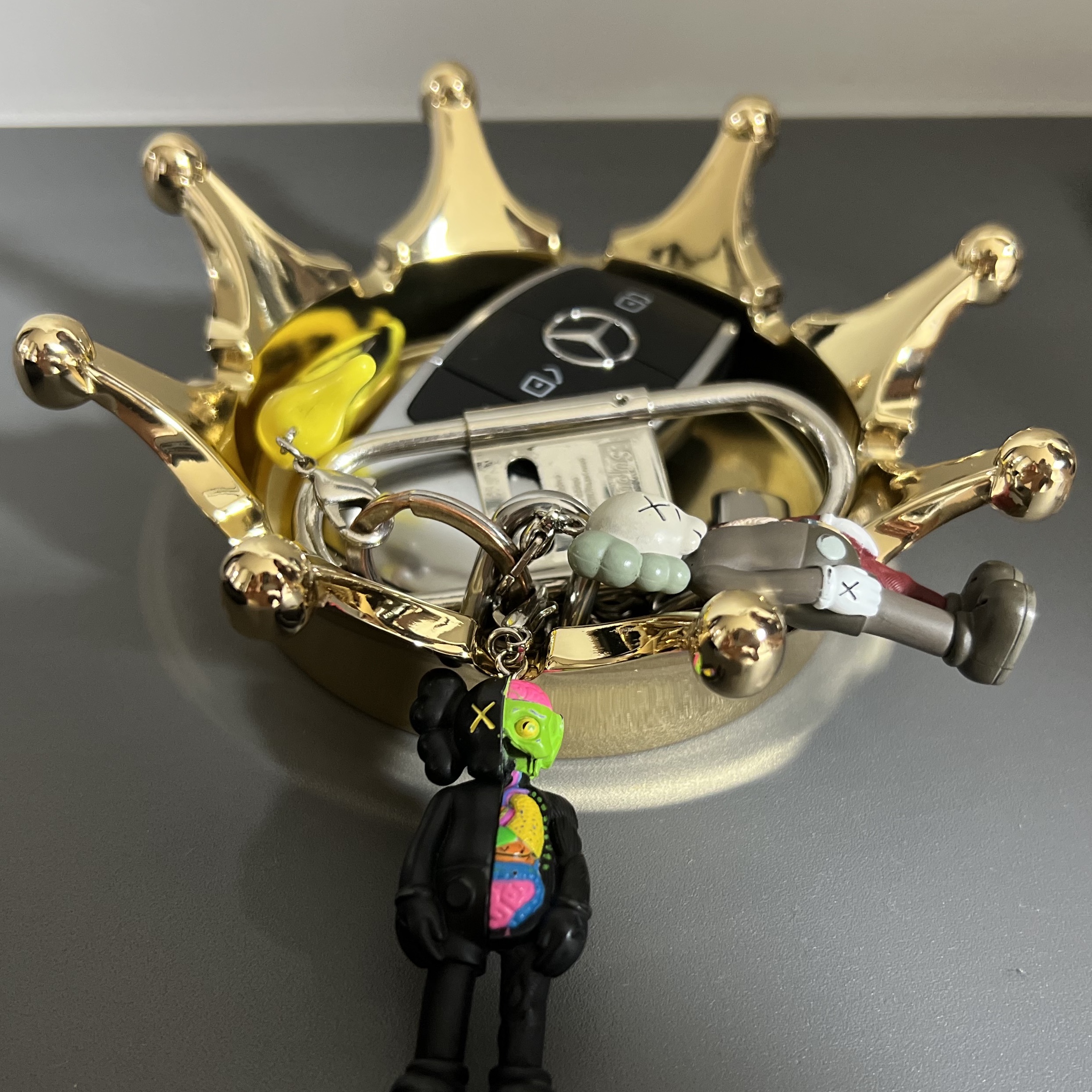 Stussy Crown Ashtray Brass 착용 스타일 - 2