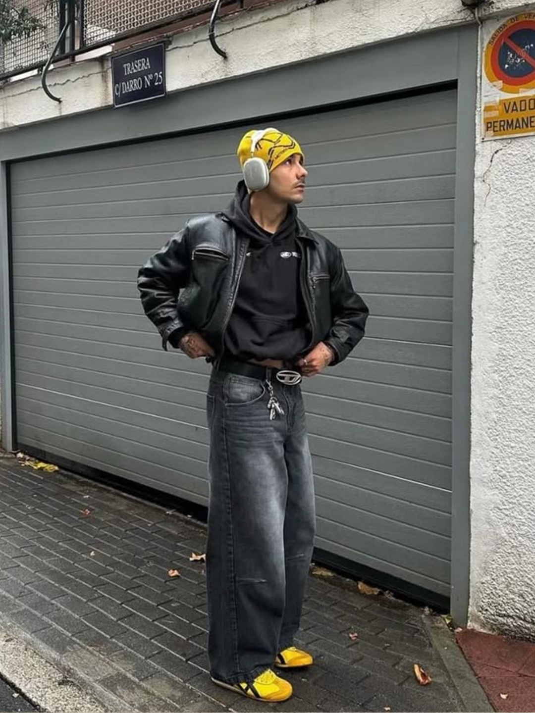 Millo Archive Damage Carpenter Pants Washed Black, Auralee Selvedge Faded Heavy Denim Wide Pants Faded Black 착용 스타일 - 4