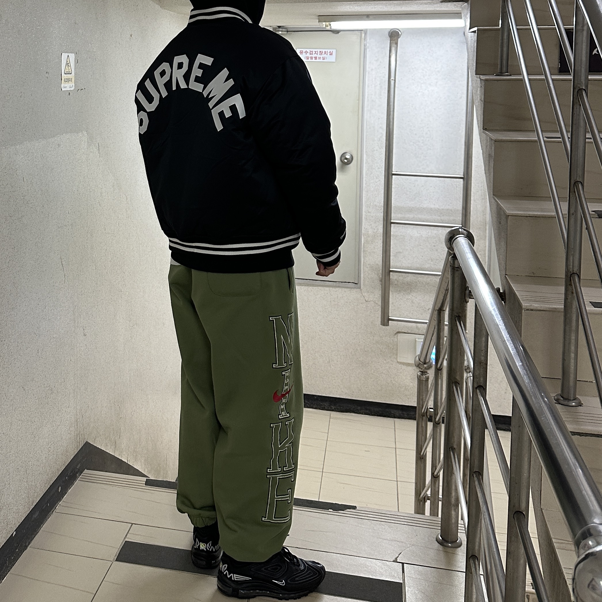 Supreme Mitchell & Ness Satin Varsity Jacket Black - 24FW, Supreme x Nike Sweatpant Olive - 24SS 착용 스타일