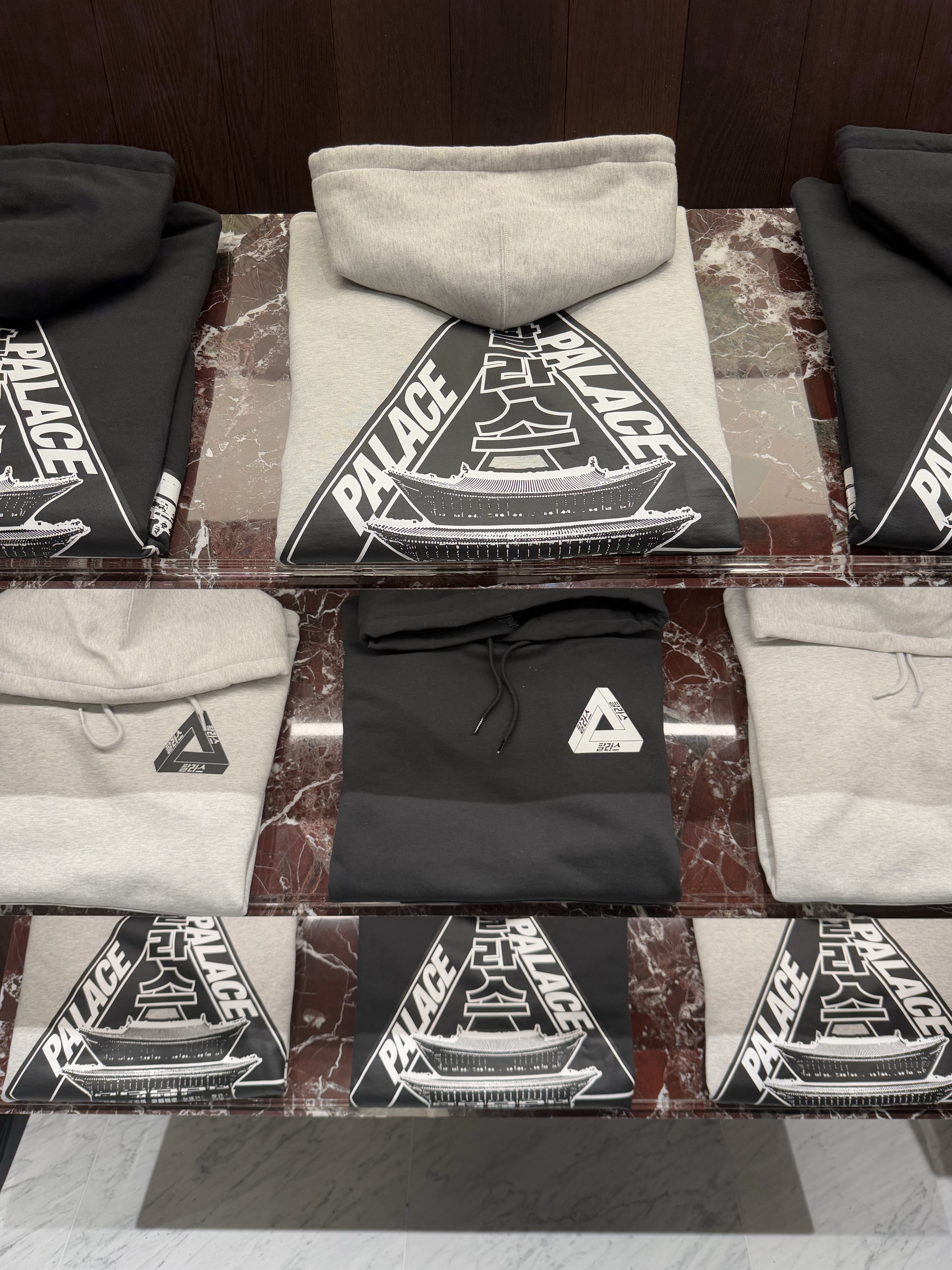 Palace Seoul 2 Seoul Jersey White Pink - 25SS, Palace Seoul 2 Seoul Varsity Jacket Black - 25SS 착용 스타일 - 2