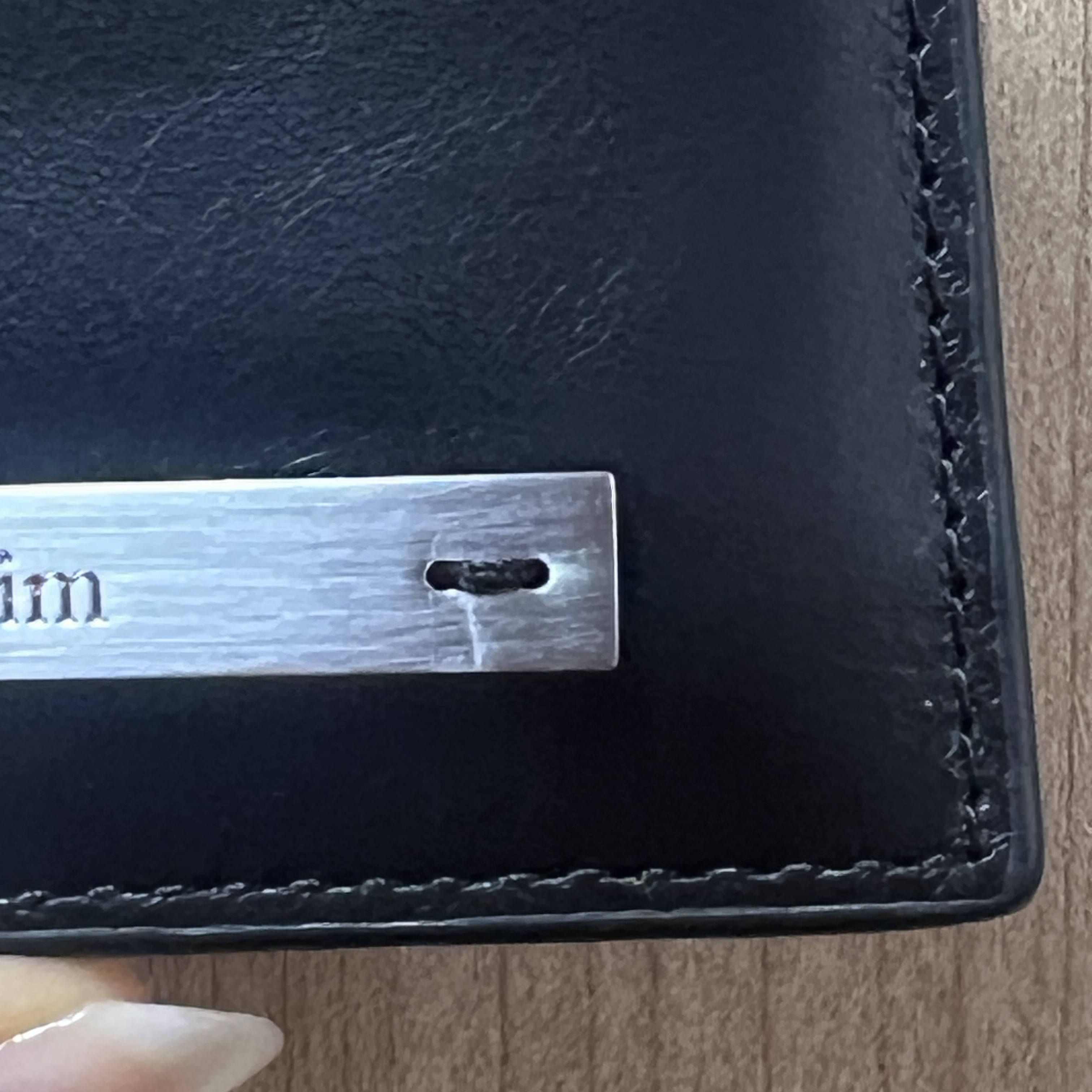 Matin Kim Vintage Card Wallet Black 착용 스타일 - 3
