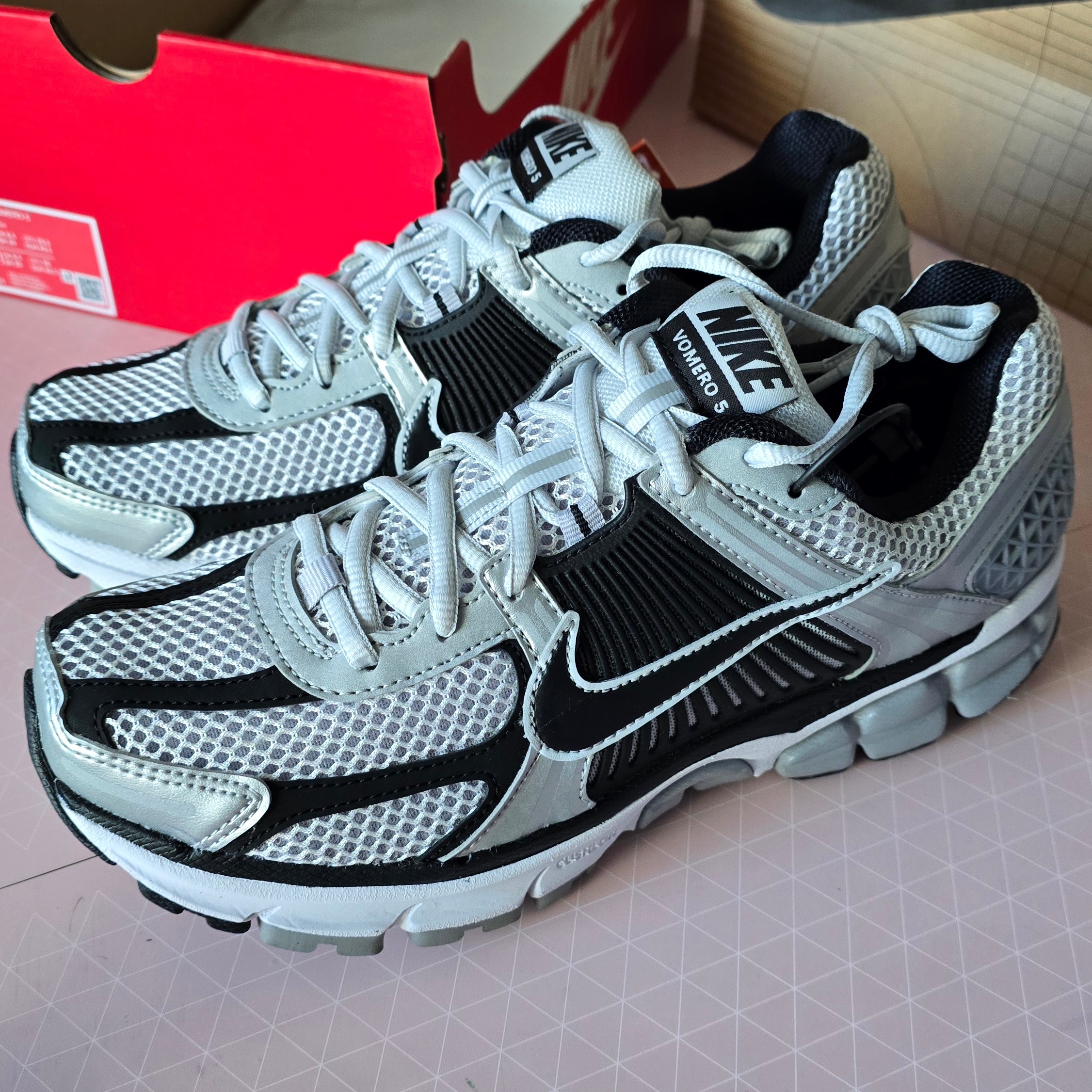 Nike Zoom Vomero 5 Metallic Silver Black 착용 스타일 - 3