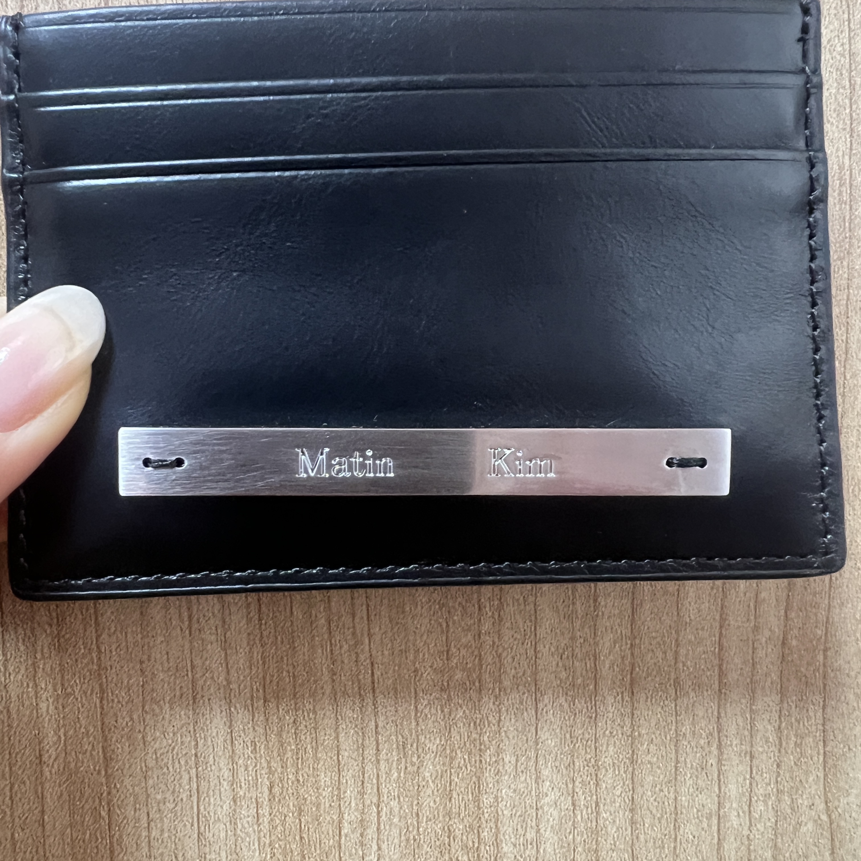 Matin Kim Vintage Card Wallet Black 착용 스타일 - 1