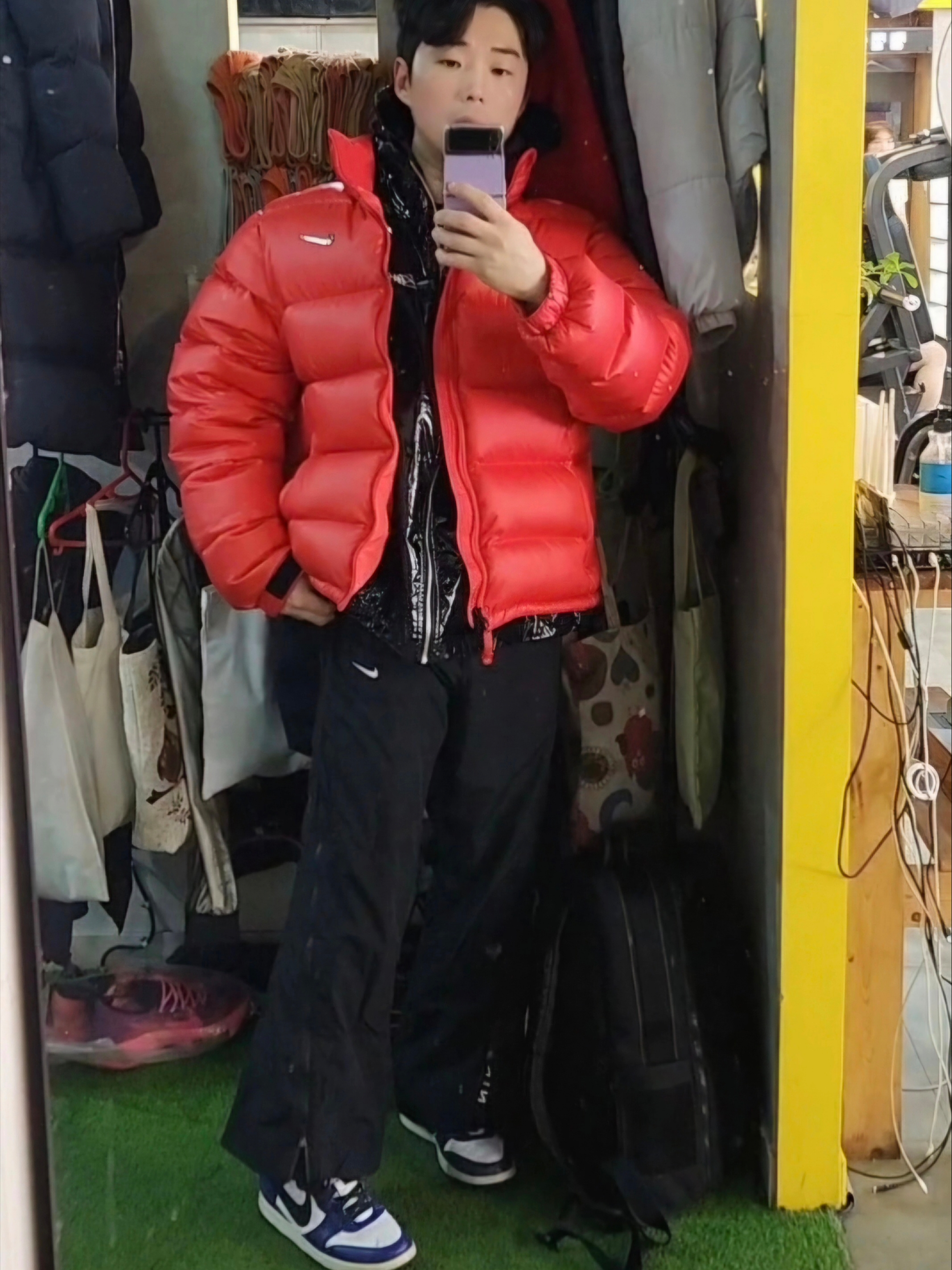 Stussy Beach Shell Coated Ripstop Black, Nike x Drake Nocta Sunset Puffer Jacket Red 착용 스타일 - 1