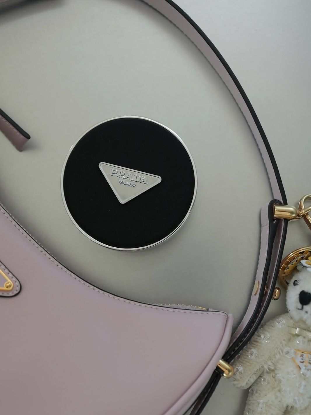 Prada Reveal Mesh Cushion Foundation LN10, Prada Reveal Mesh Cushion Foundation LN25 착용 스타일 - 3