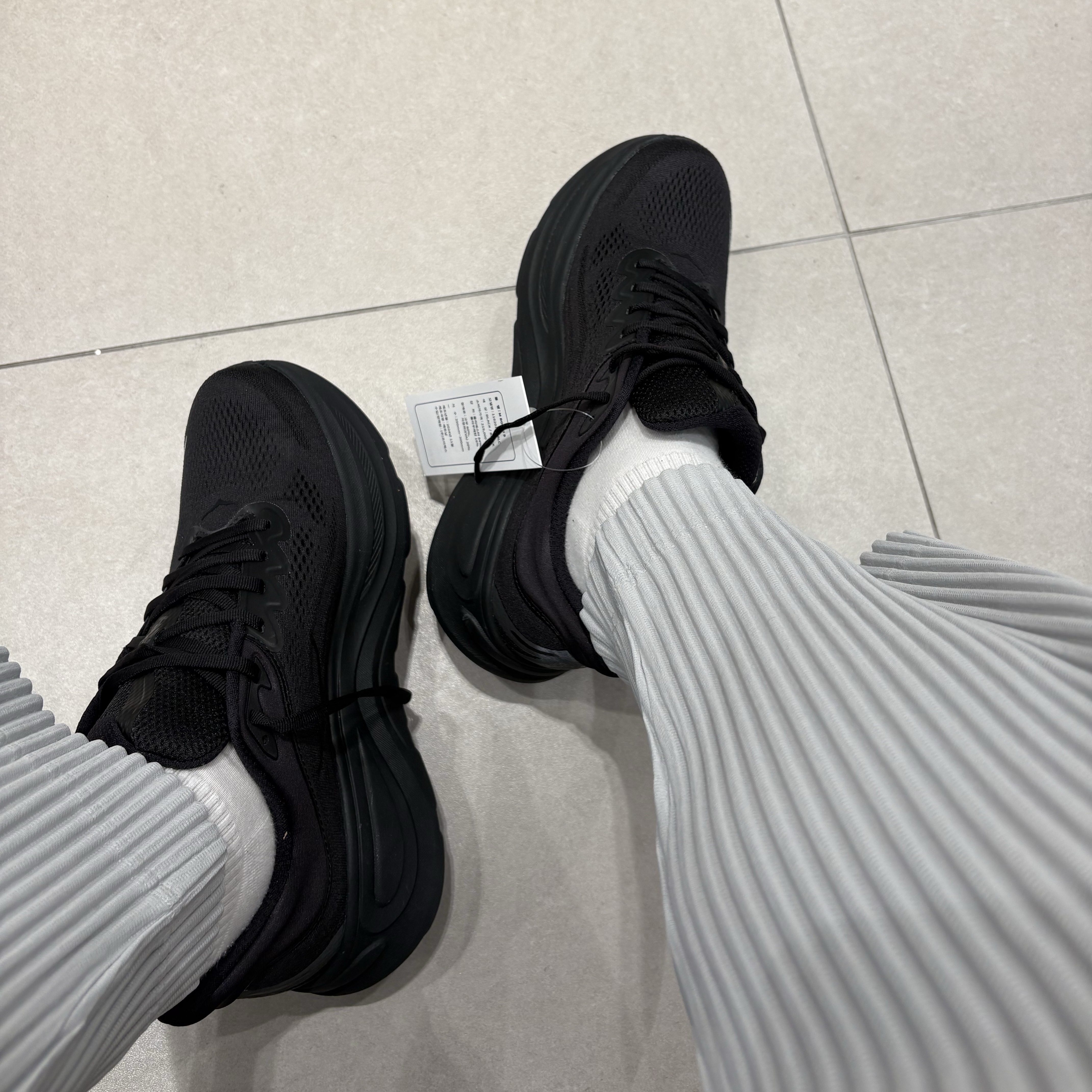 Hoka Bondi 9 Black - Wide, Homme Plisse Issey Miyake Basics Straight Pants Light Gray 착용 스타일 - 1
