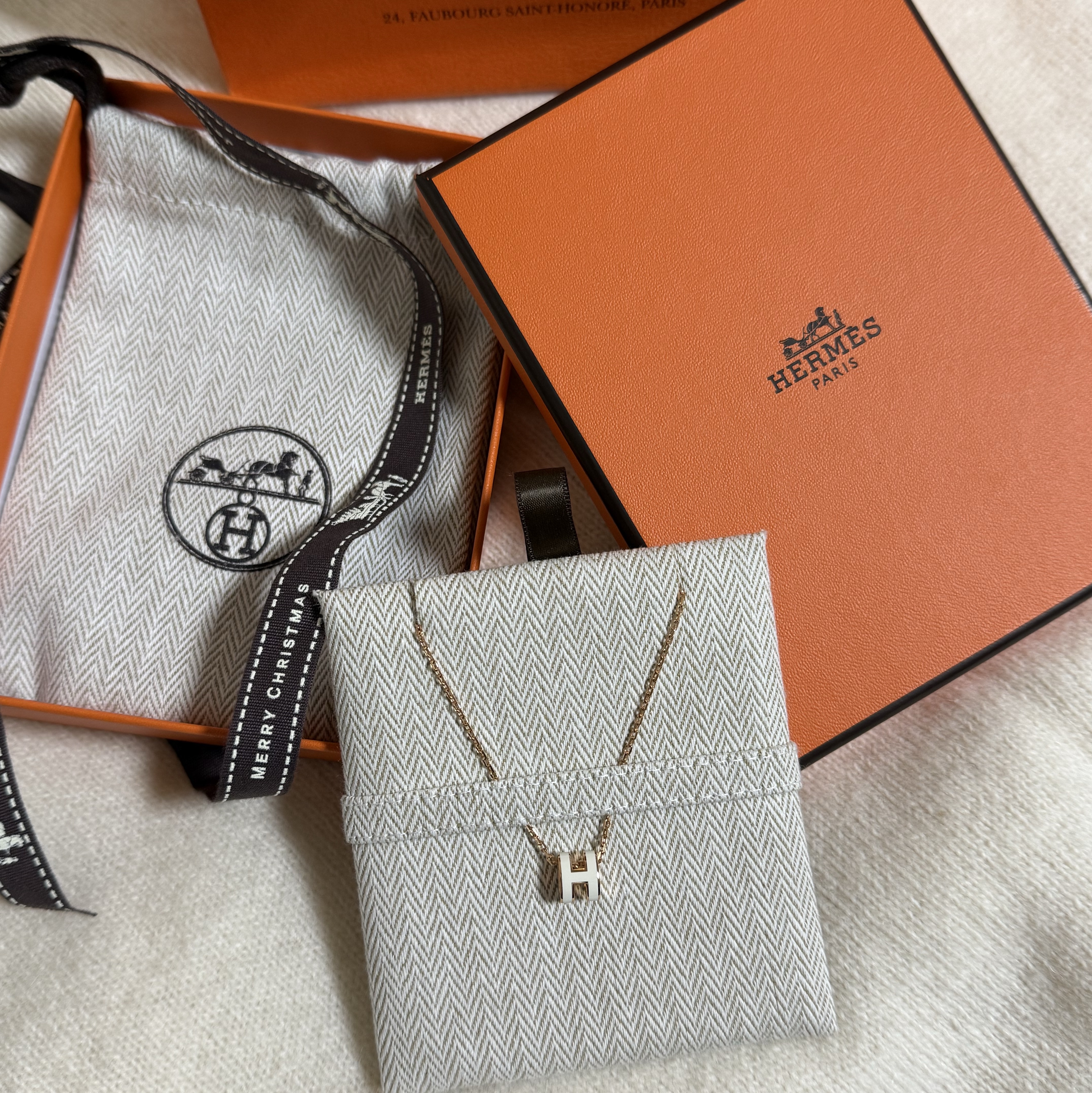 (W) Hermes Mini Pop H Pendant Rose Gold & Blanc 착용 스타일