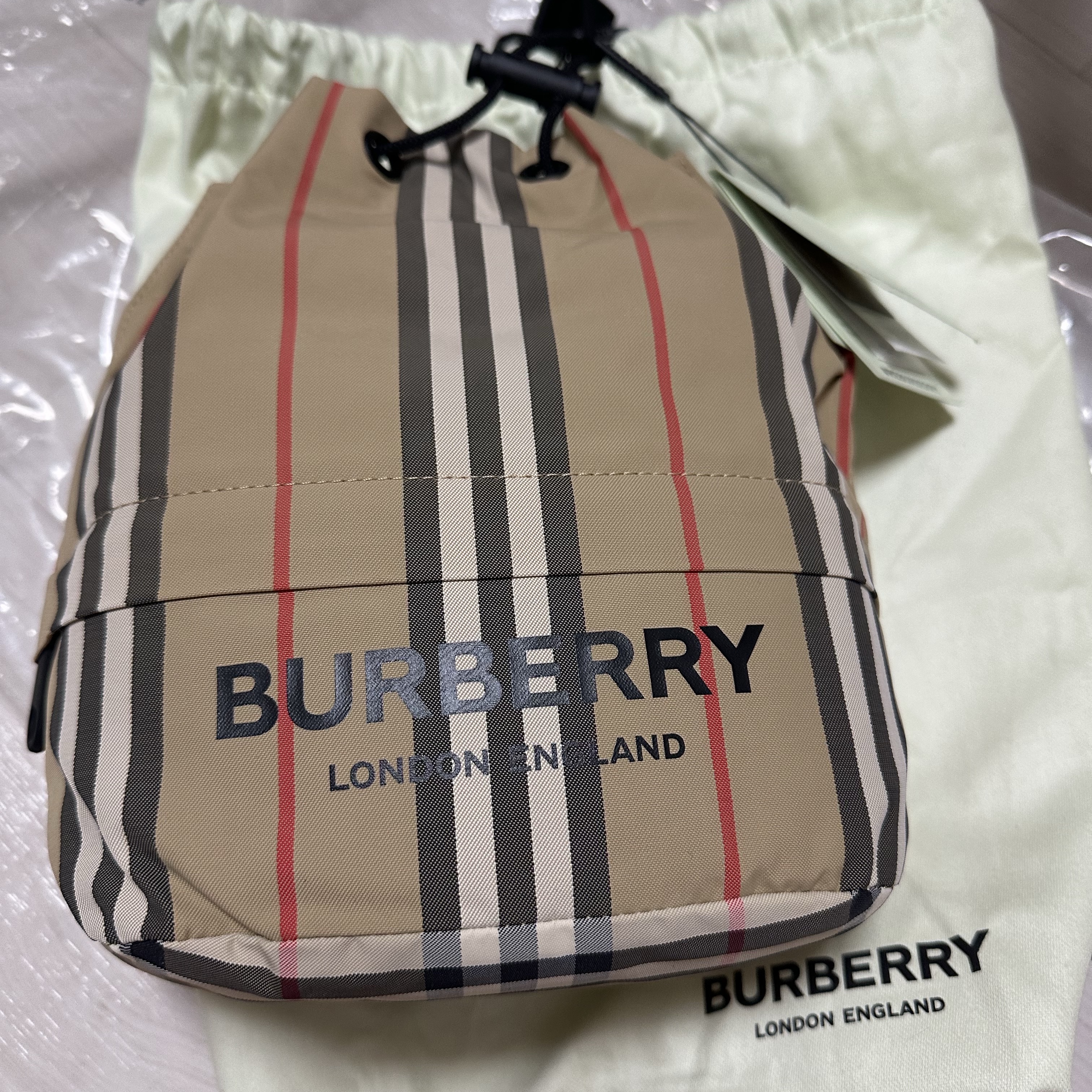 Burberry Icon Stripe Econyl Drawcord Pouch Archive Beige 착용 스타일 - 2