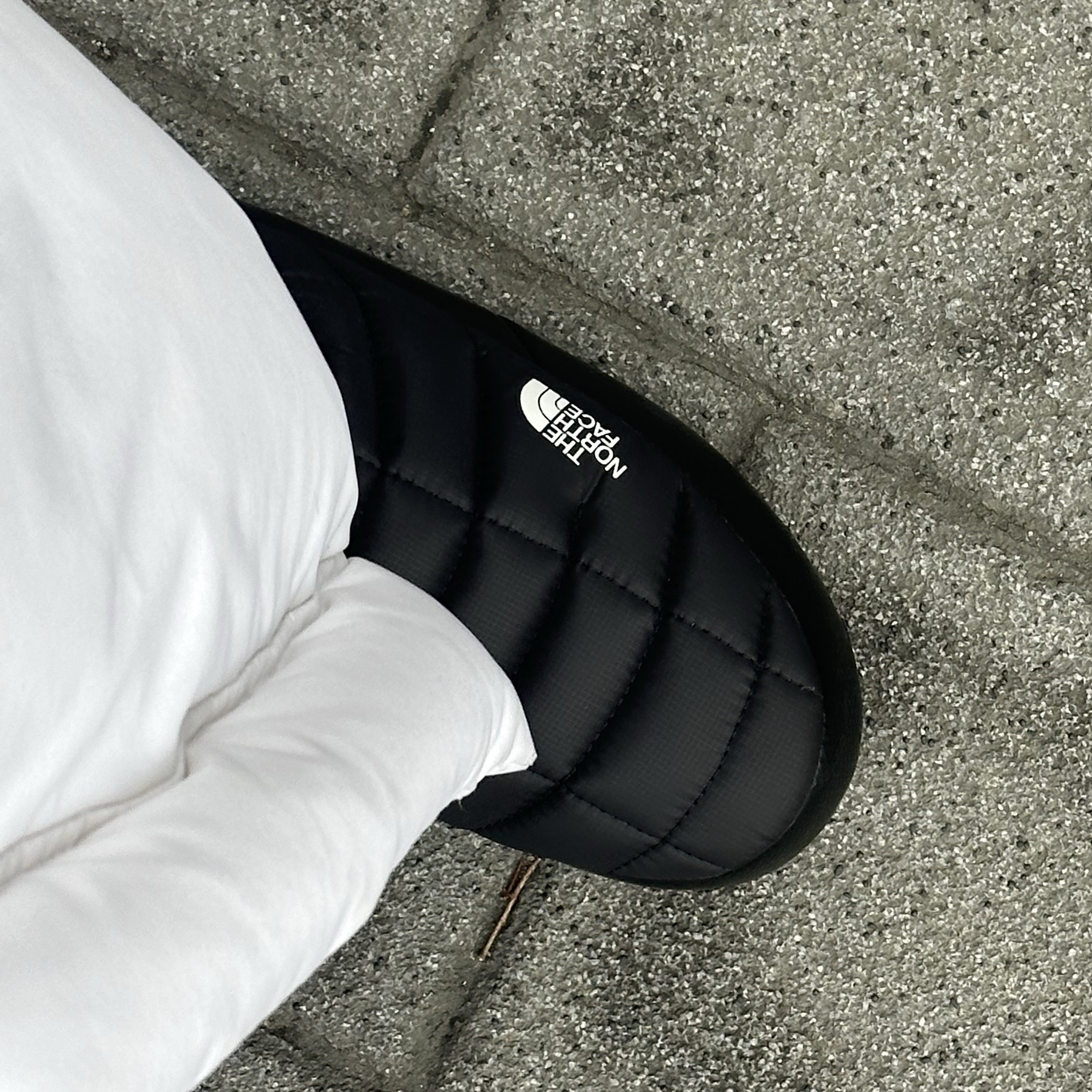 The North Face Thermoball Traction Mule V Black 착용 스타일