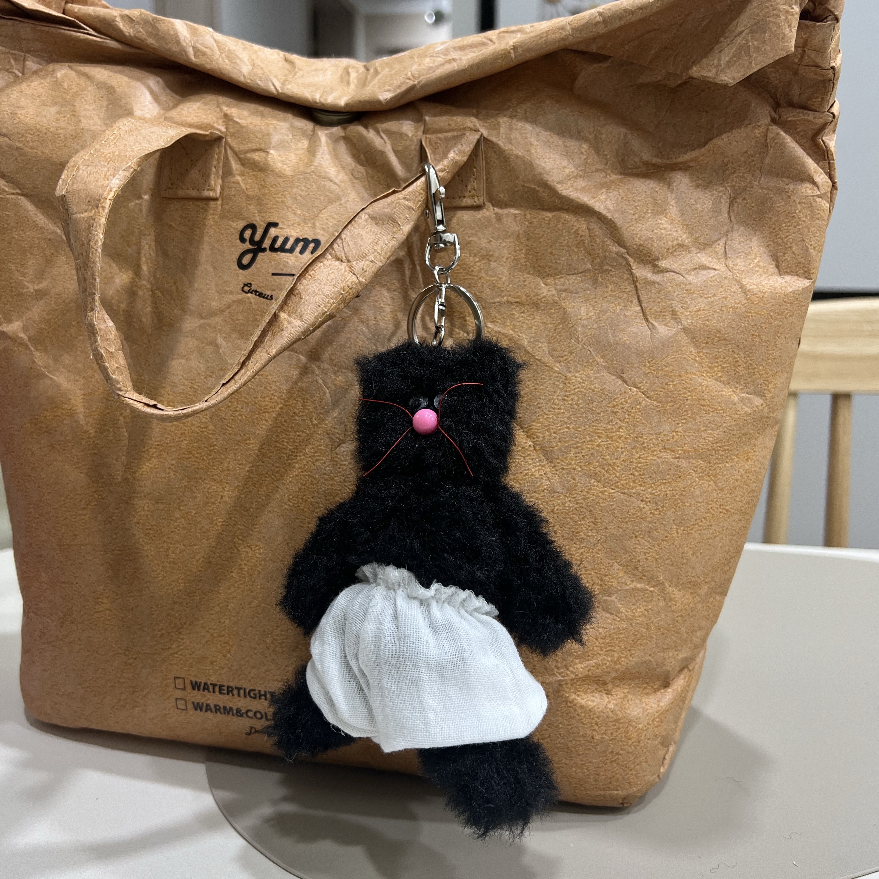 Monamhee Beulpingi Keyring with White Pants Black 착용 스타일