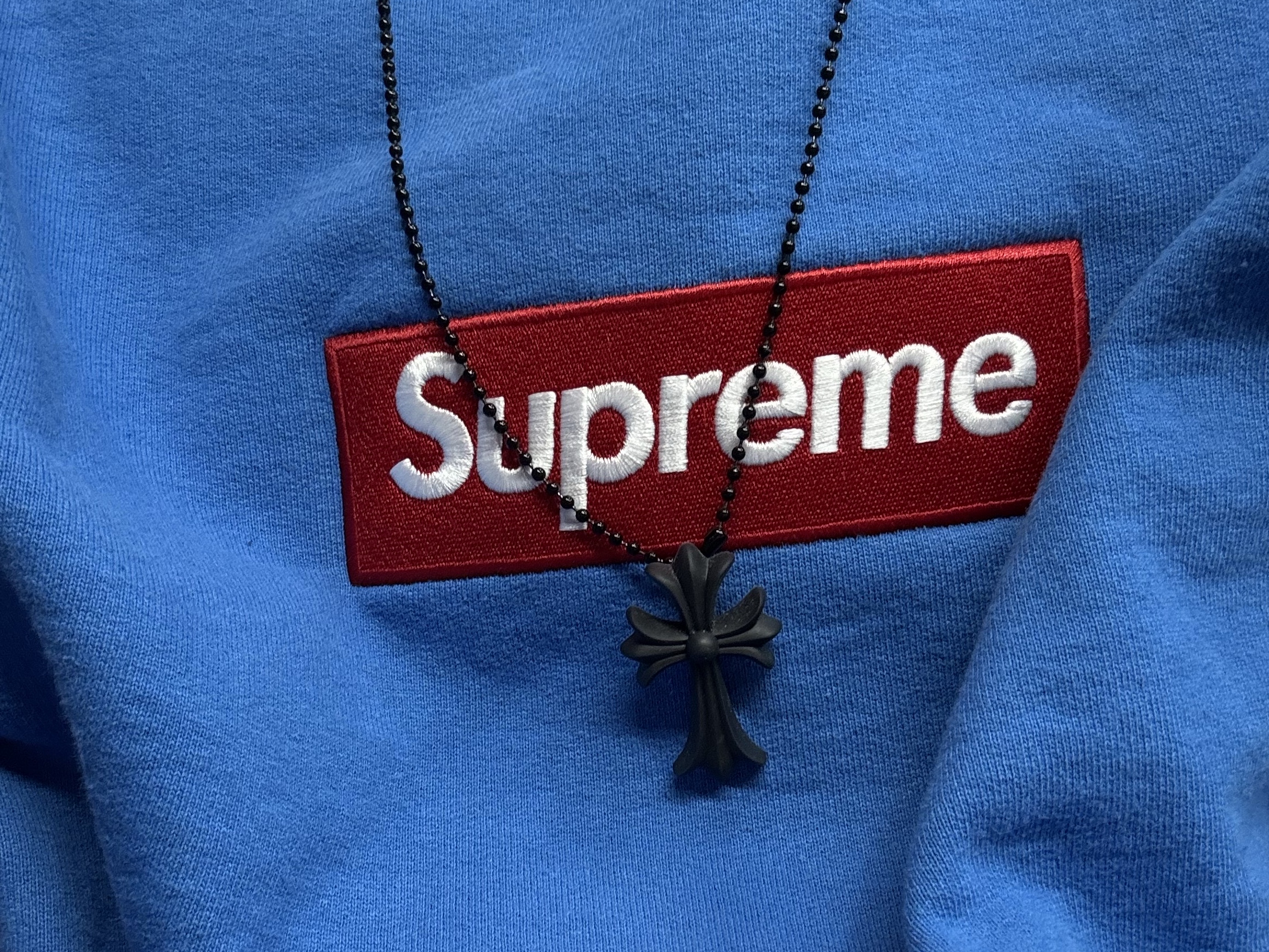 Supreme Box Logo Crewneck Blue - 22FW, Chrome Hearts Silichrome CH Cross Pendant Black 2022/2023/2025 착용 스타일