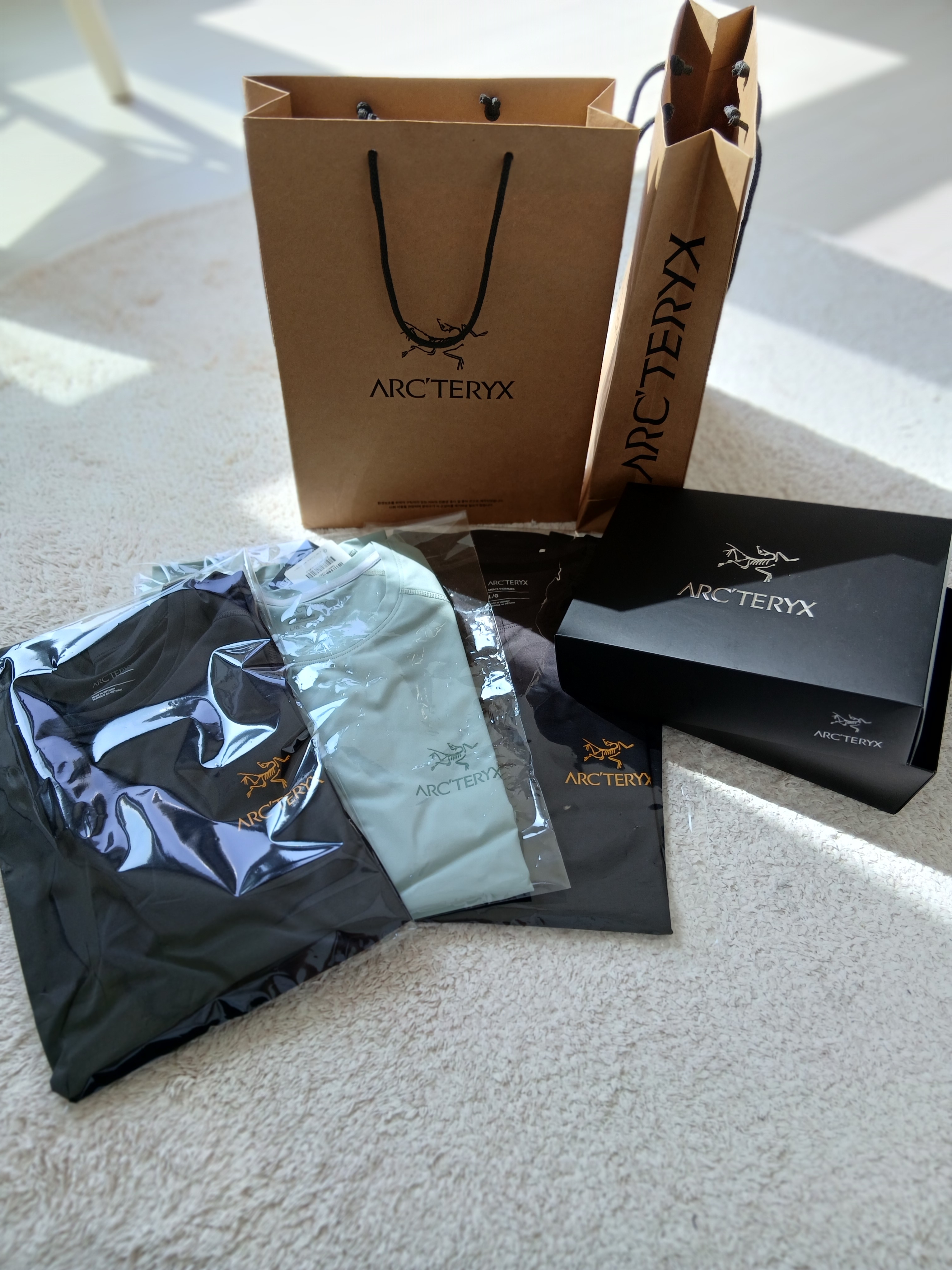 Arc'teryx Motus Arcword Crew SS T-Shirt Stone Green Heather, Arc'teryx Motus Arcword Crew SS T-Shirt Black Heather 착용 스타일 - 1
