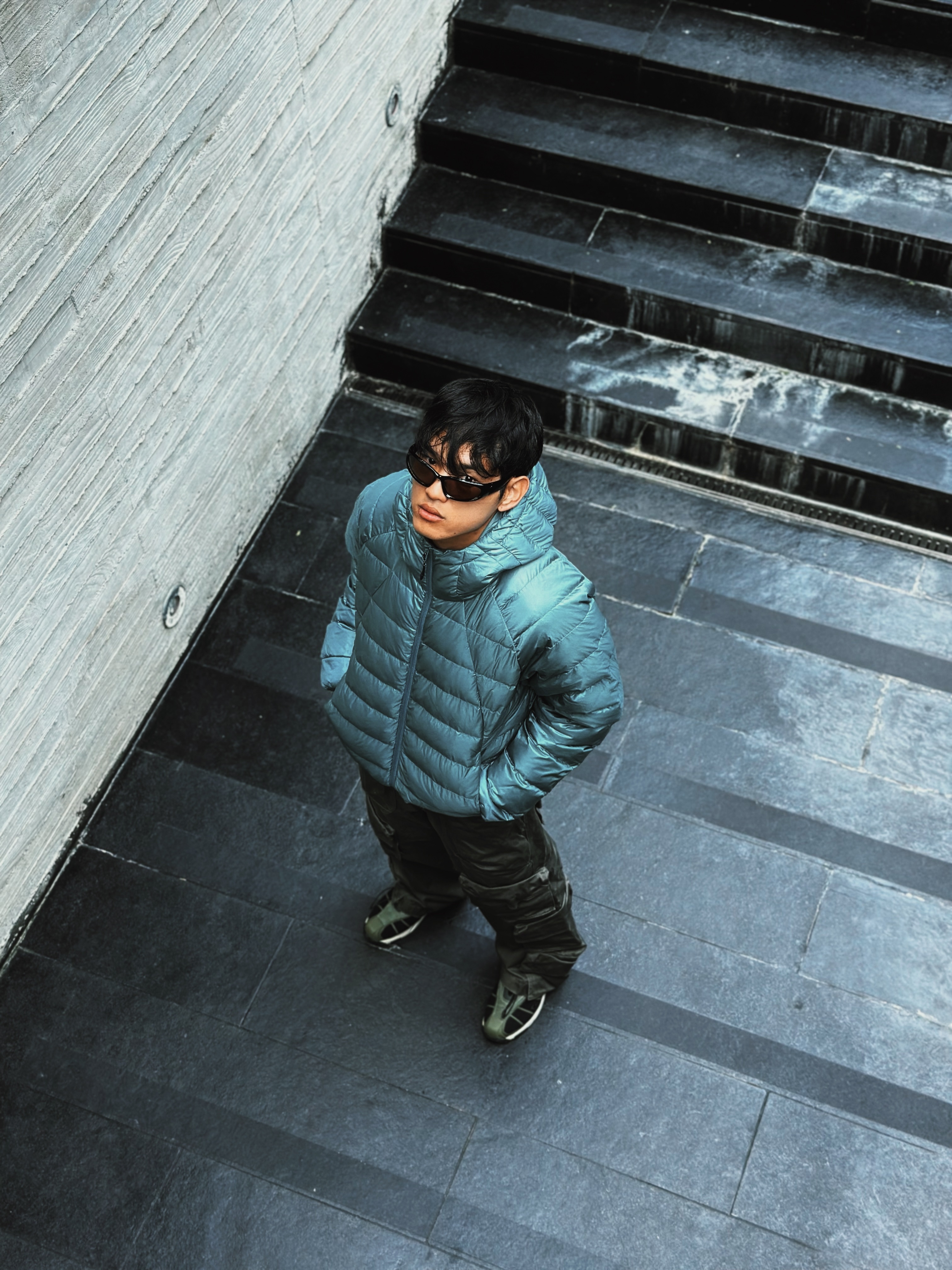 Musinsa Standard Iron Light Down Jacket Grey Blue 착용 스타일 - 1