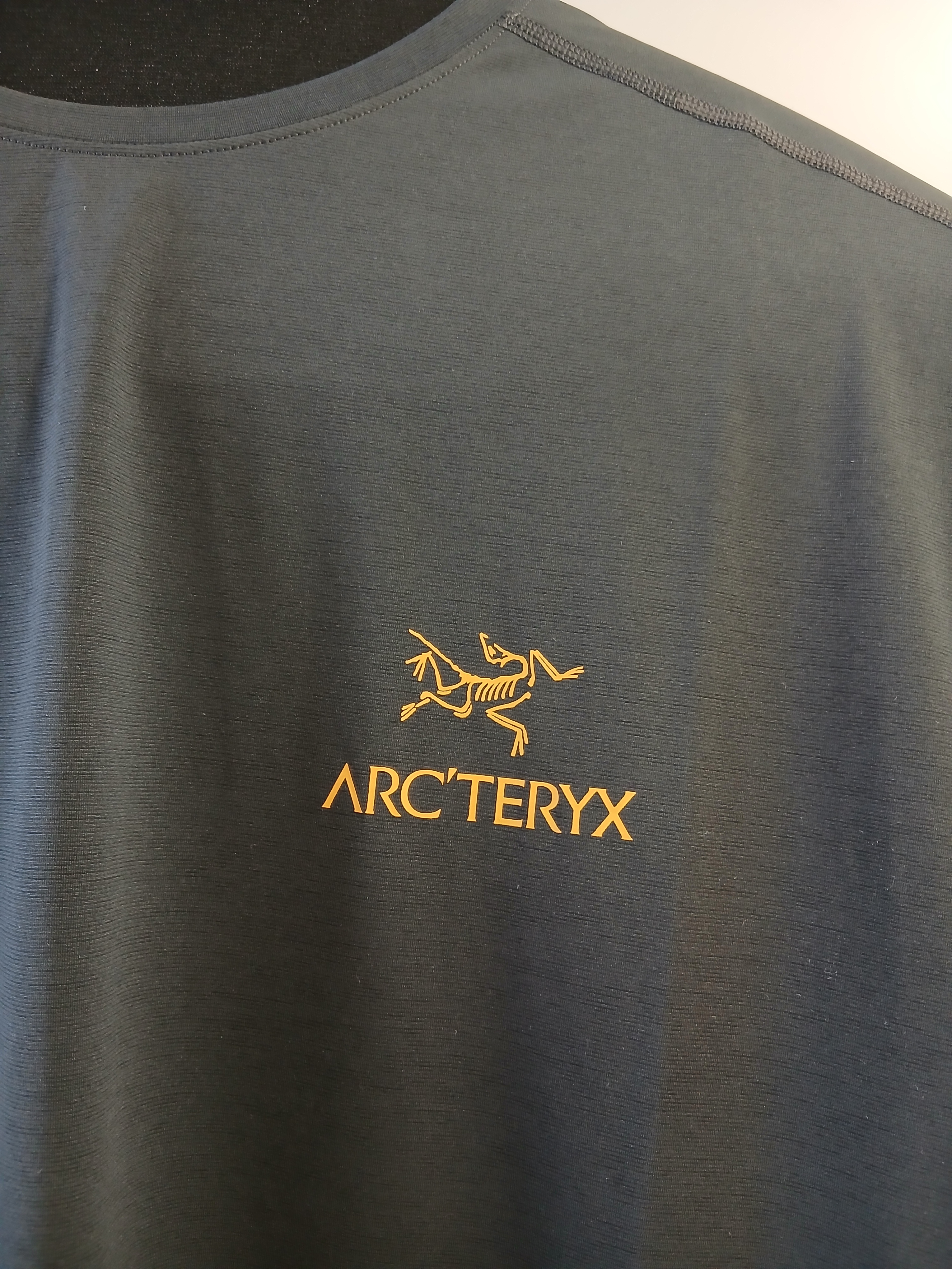 Arc'teryx Motus Arcword Crew SS T-Shirt Black Heather 착용 스타일 - 4