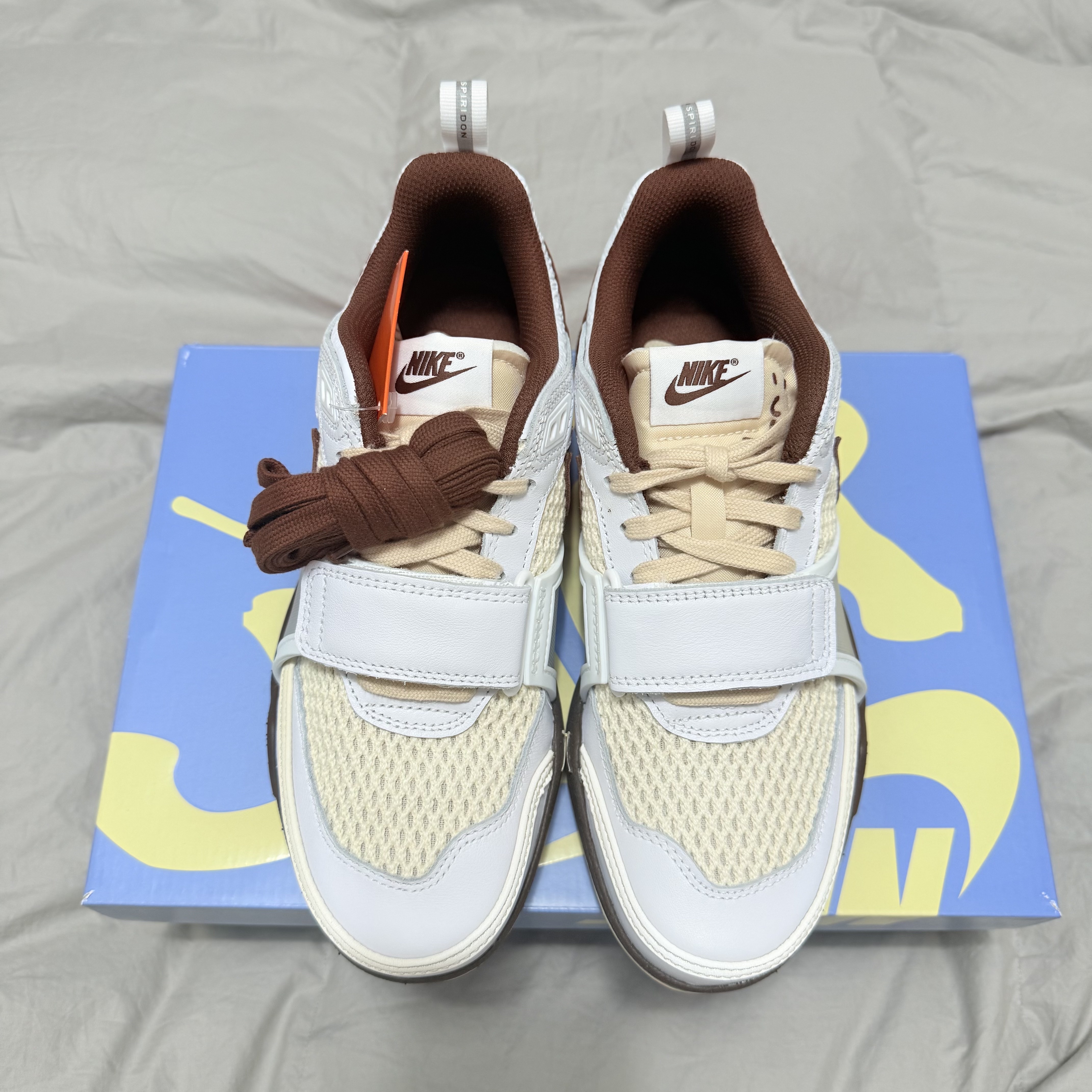 Nike x Travis Scott Zoom Field Jaxx White and Light Chocolate 착용 스타일 - 1