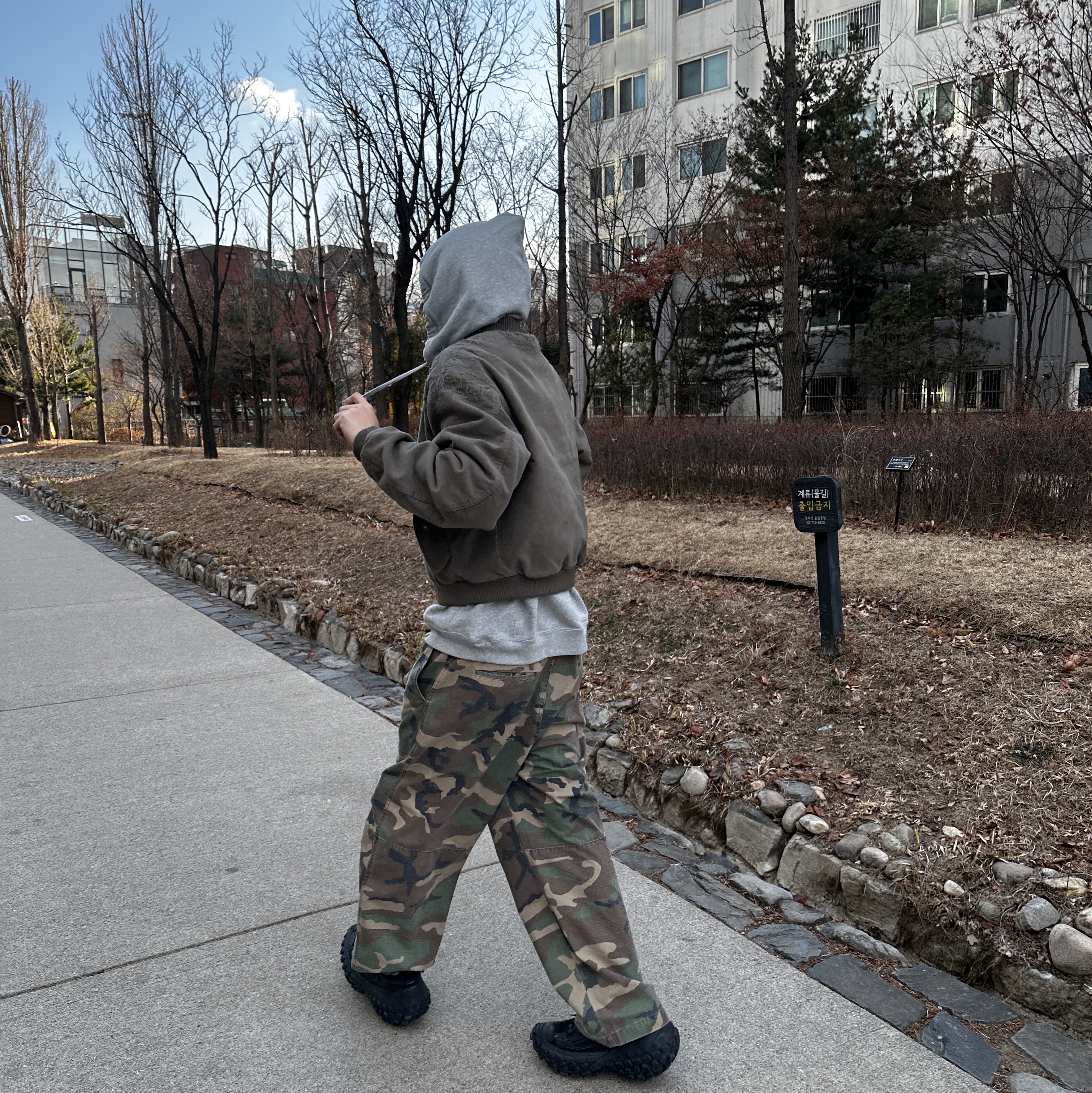 Balenciaga Defender Sneakers Black, Uniqlo UT x CPFM x SpongeBob Sweat Pull Parka A Gray - KR 착용 스타일 - 1