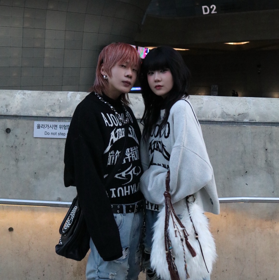 AJOBYAJO PBA Total Logo Cropped Sweater BLACK, AJOBYAJO PBA Total Logo Cropped Sweater IVORY 착용 스타일 - 2