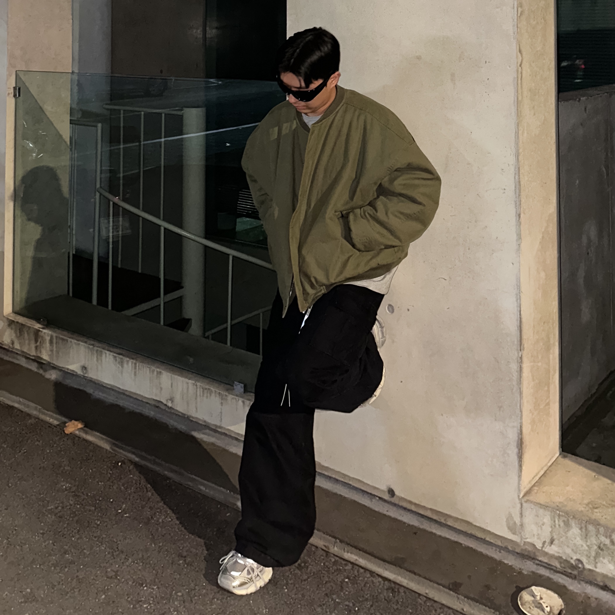 Nonnod Sulfur Dye Serge Bomber Jacket Vintage Khaki, Balenciaga Wrap D-Frame Sunglasses Black 착용 스타일 - 2
