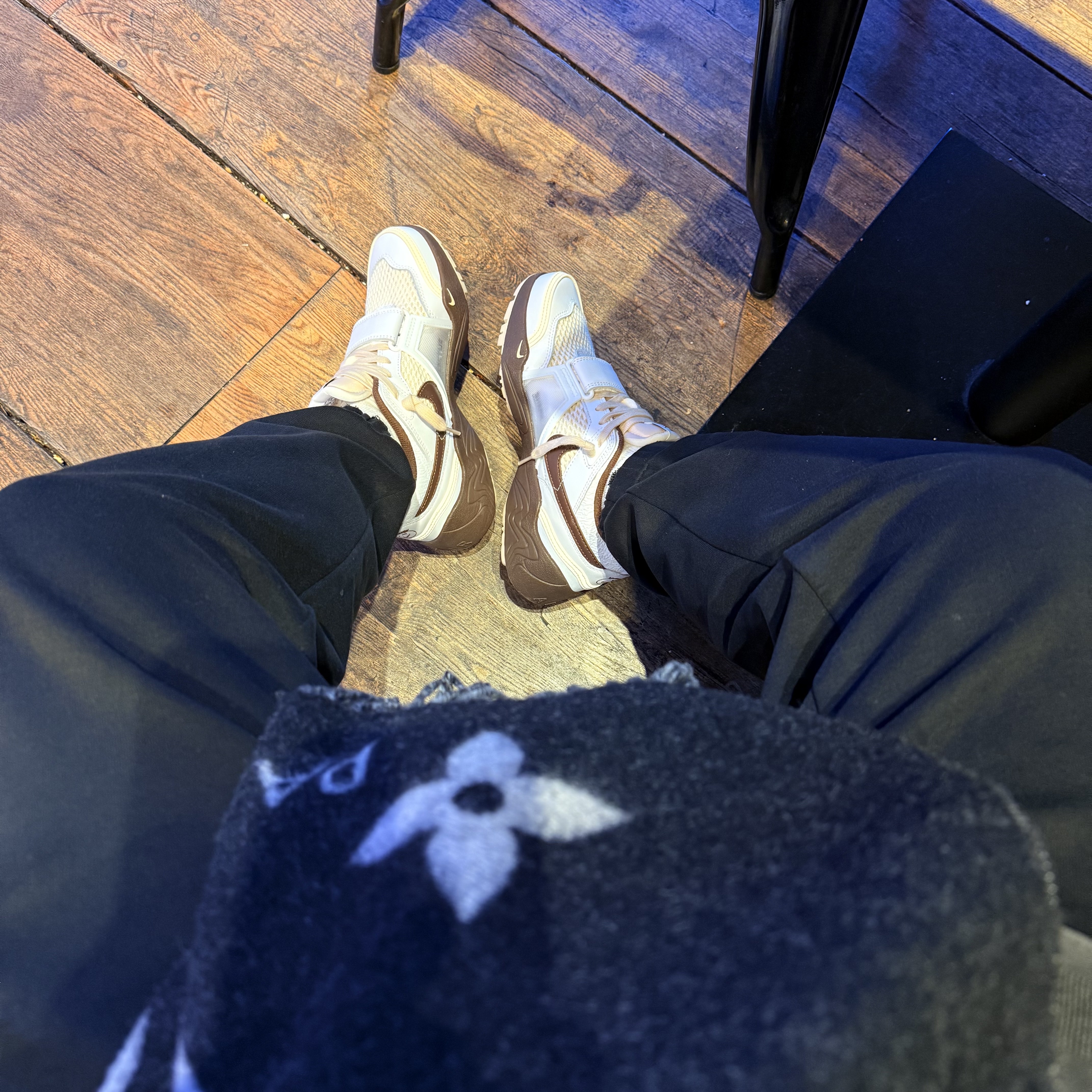 Nike x Travis Scott Zoom Field Jaxx White and Light Chocolate 착용 스타일 - 1
