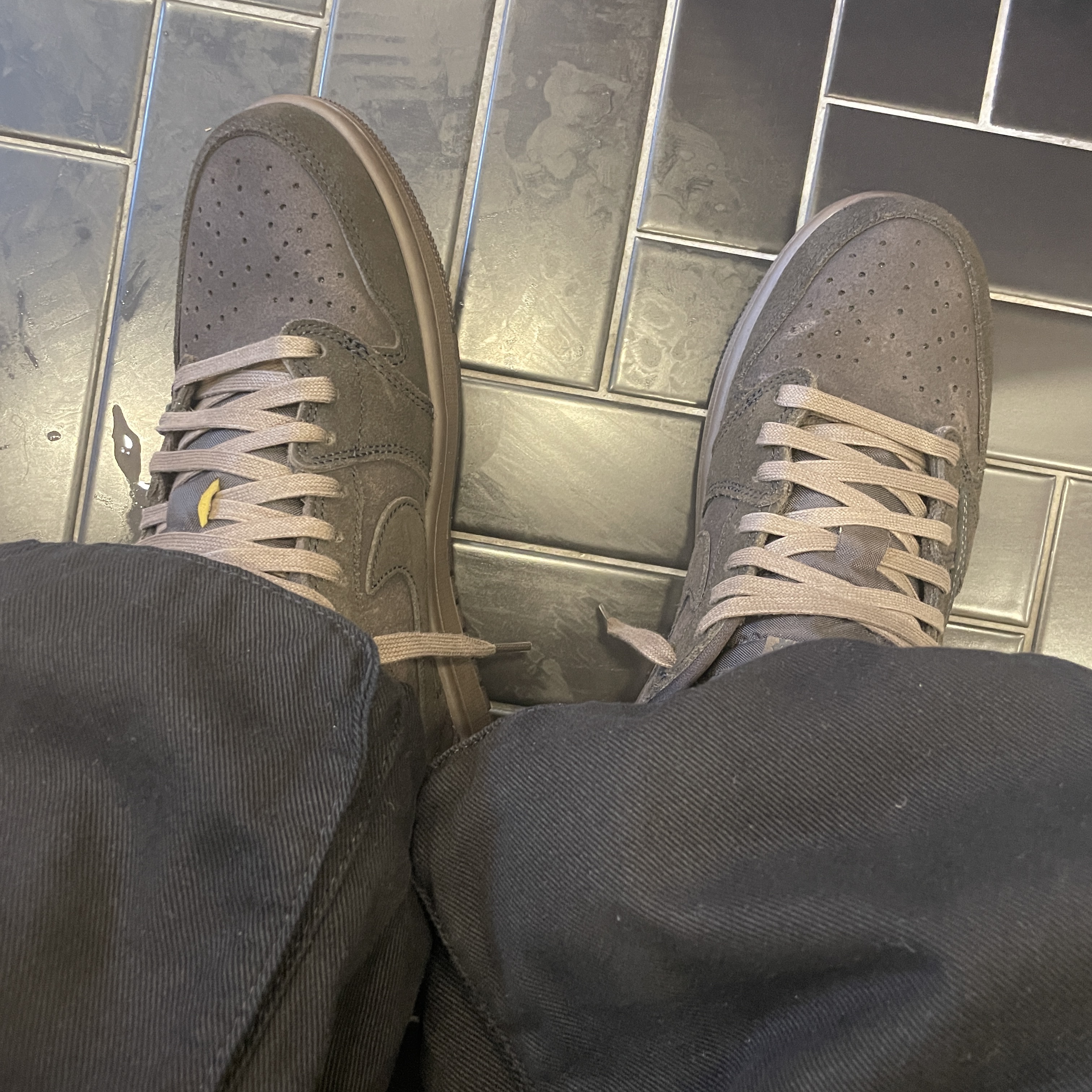 Jordan 1 x Travis Scott Retro Low OG SP Velvet Brown and Dark Mocha 착용 스타일 - 1