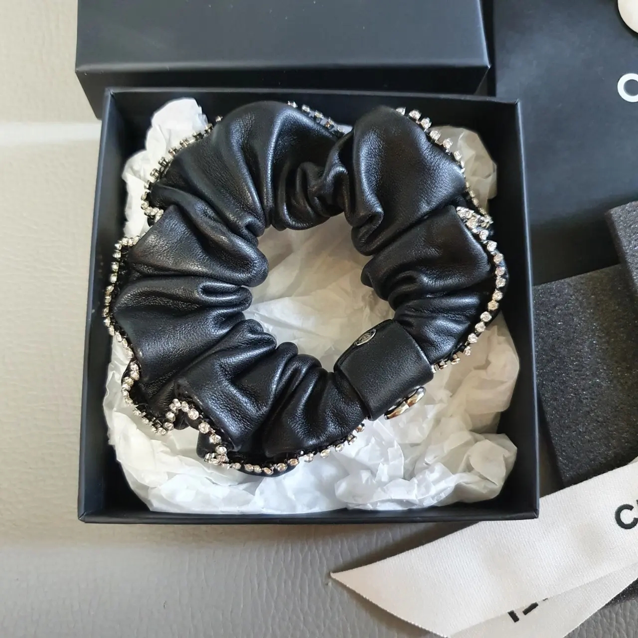 (W) Chanel Hair Accessory Lambskin Strass & Silver Black 착용 스타일 - 9