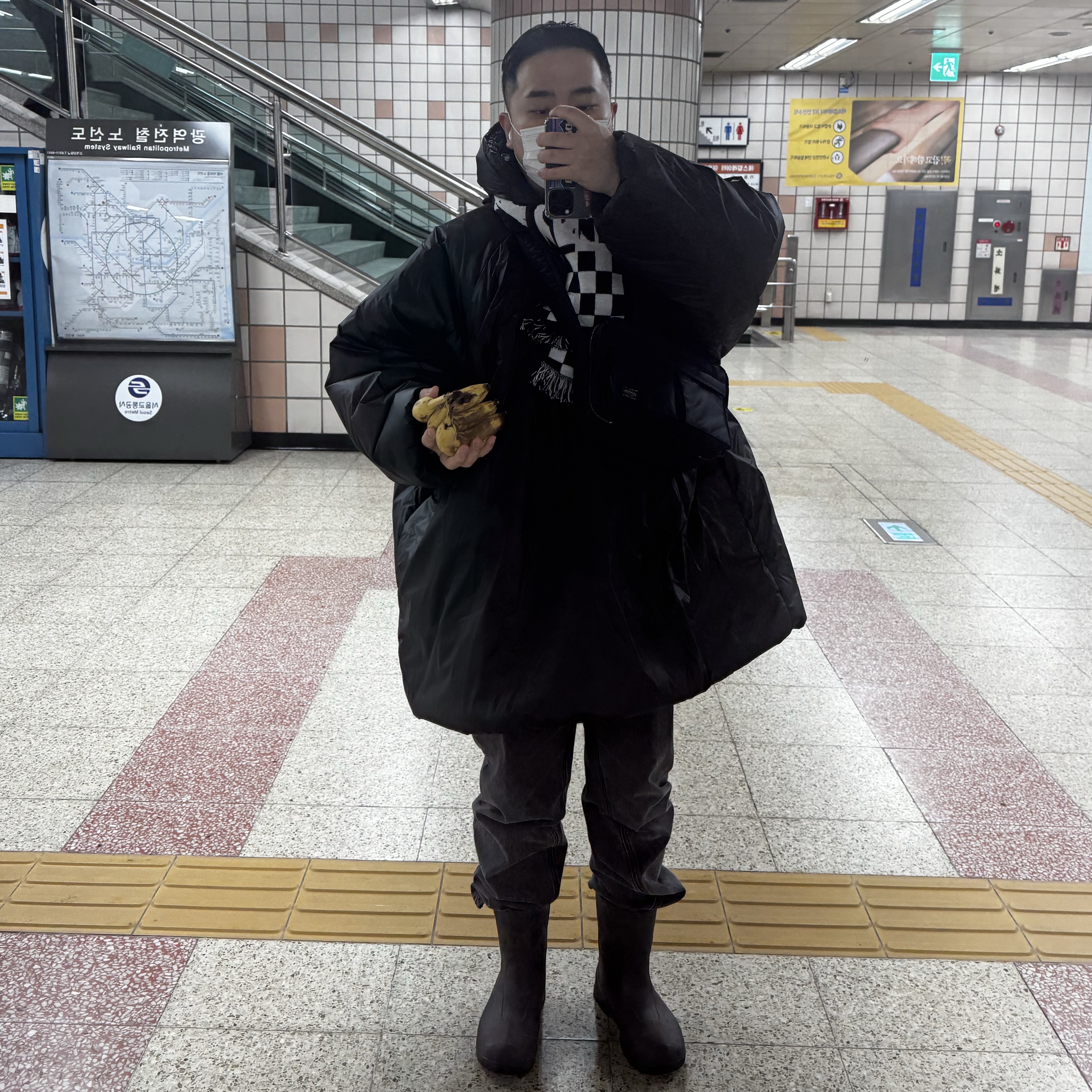 Yeezy Gap Engineered By Balenciaga T-Cut Puffer Parka Black, CDG Logo Check Muffler White Black 착용 스타일