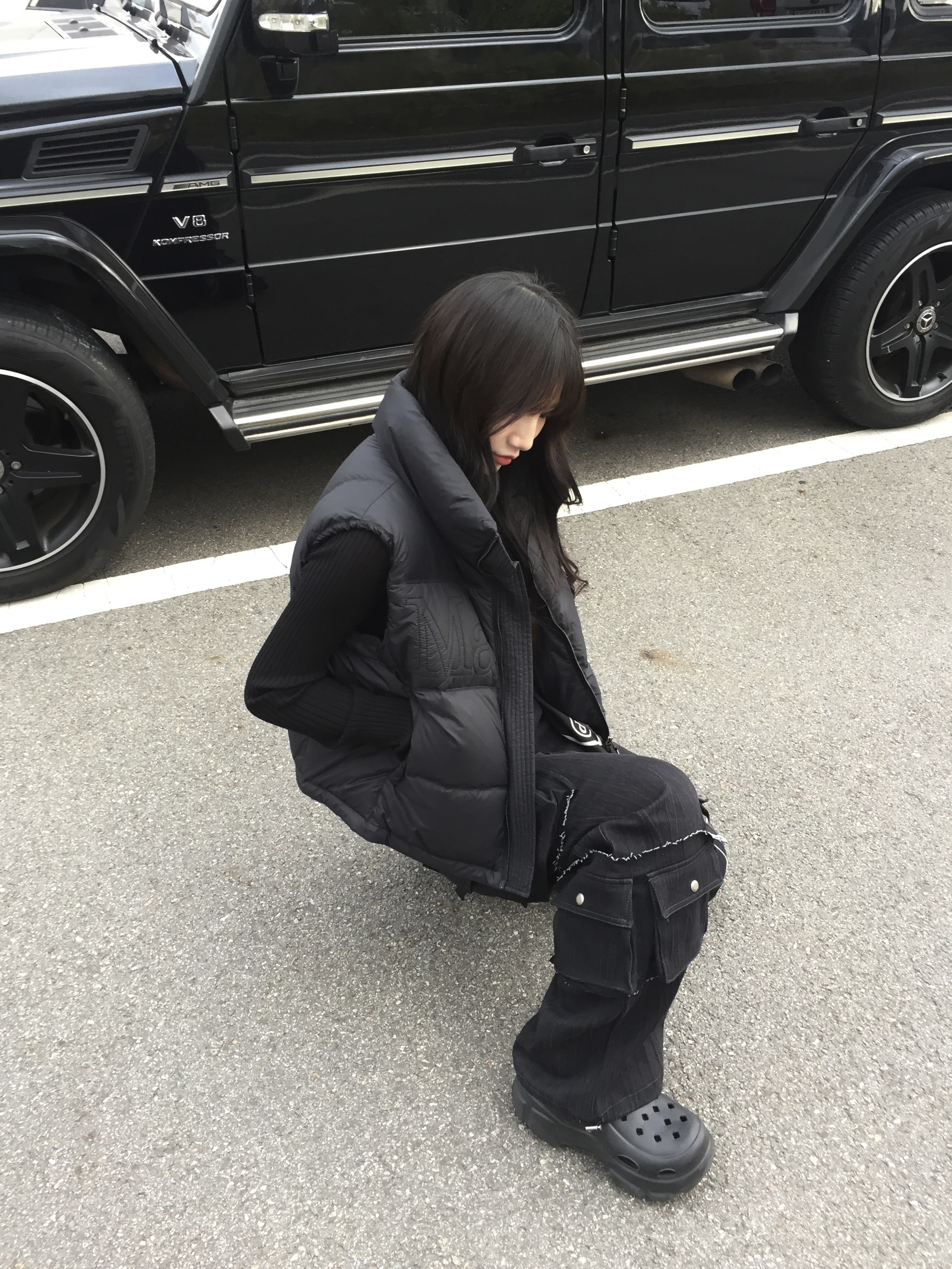 Matin Kim Big Logo Point Down Vest Black 착용 스타일