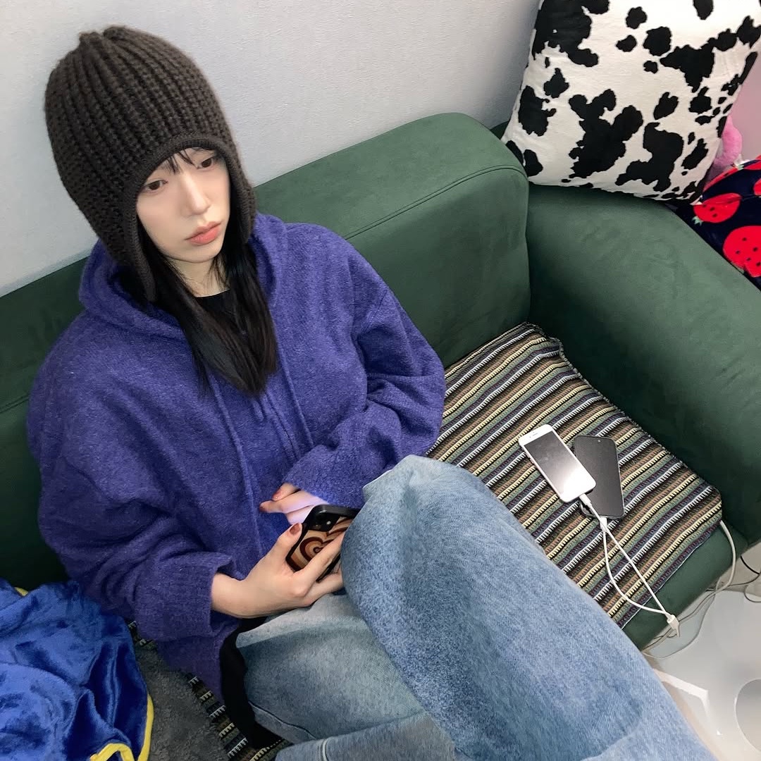 Thevinylhouse Round Pocket Knit Zip-Up Purple 착용 스타일 - 2