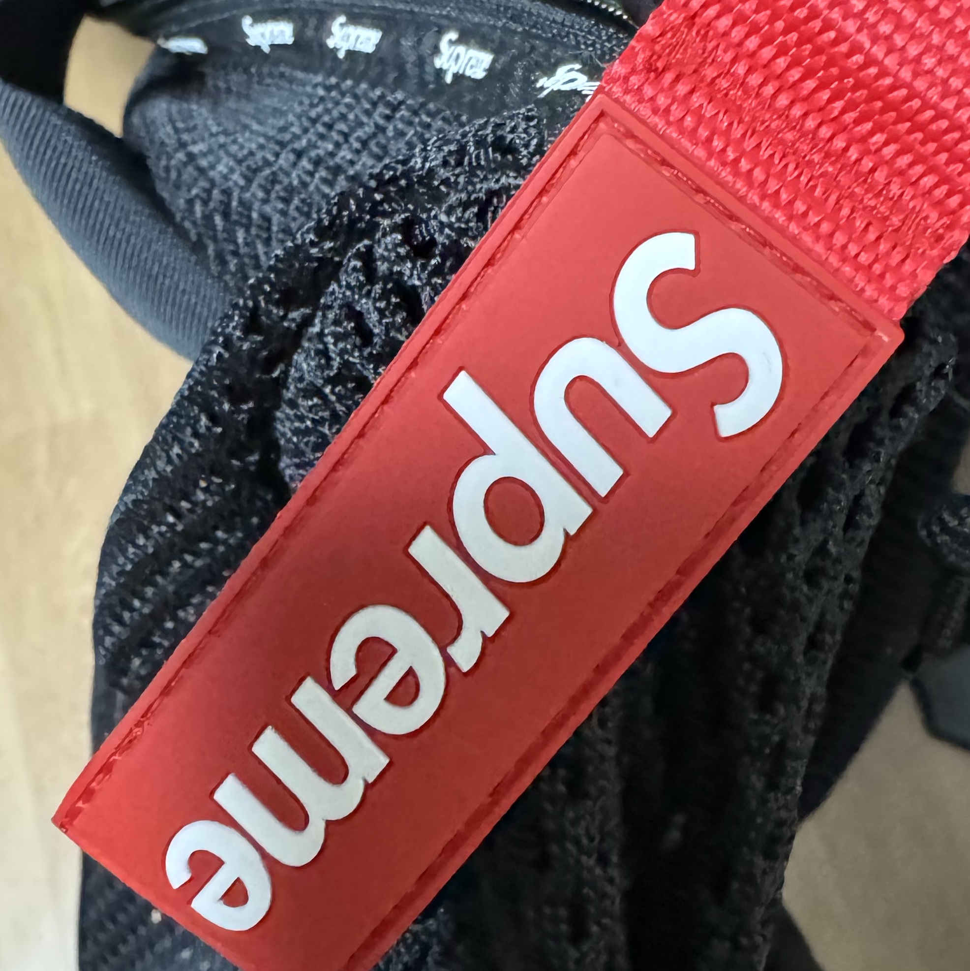 Supreme Webbing Keychain Red - 23SS 착용 스타일