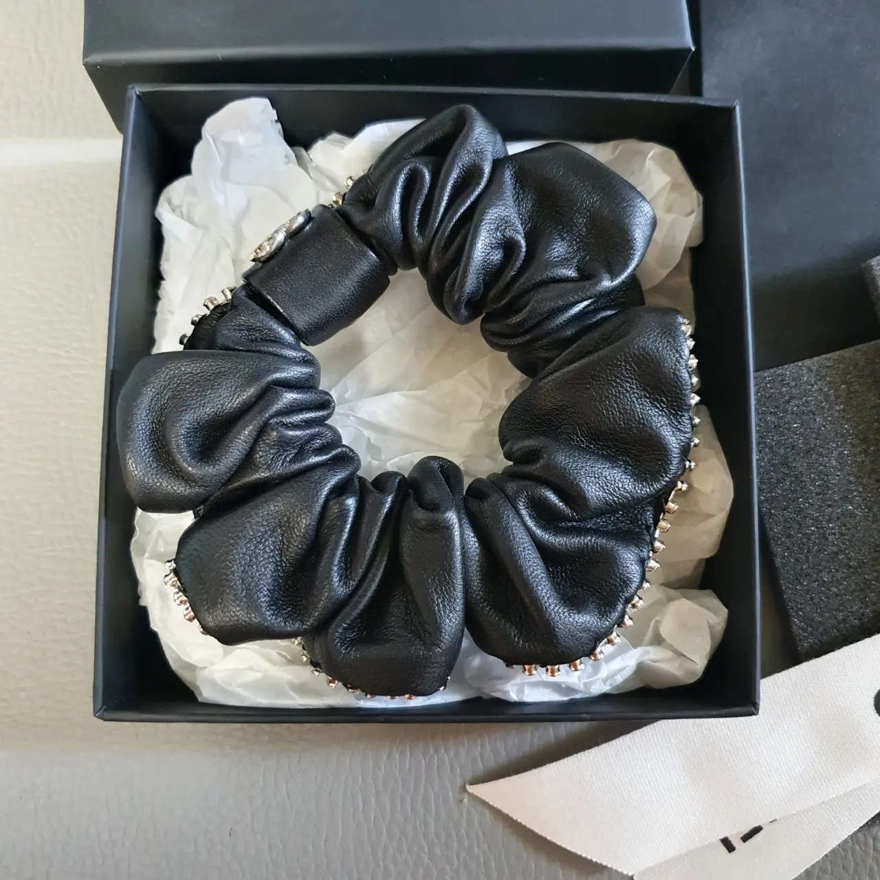 (W) Chanel Hair Accessory Lambskin Strass & Silver Black 착용 스타일 - 8