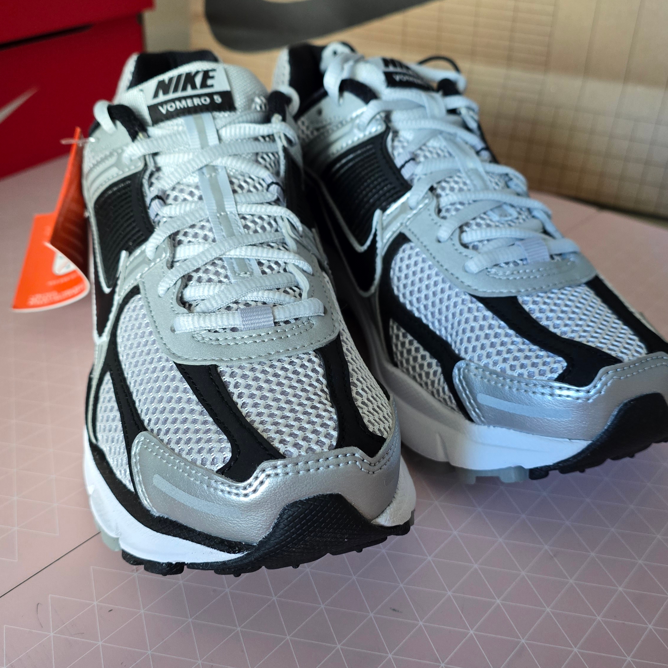 Nike Zoom Vomero 5 Metallic Silver Black 착용 스타일 - 4