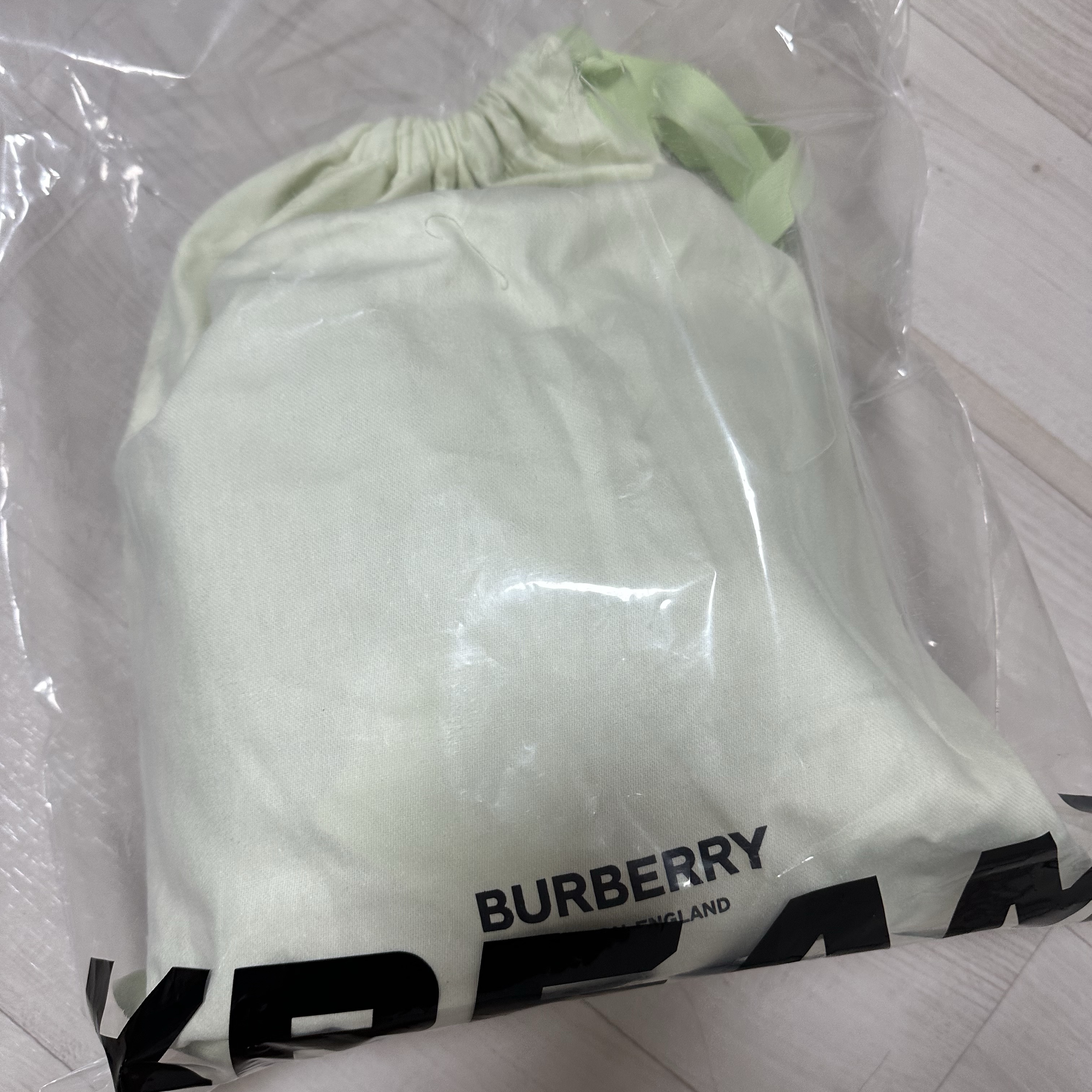 Burberry Icon Stripe Econyl Drawcord Pouch Archive Beige 착용 스타일 - 1