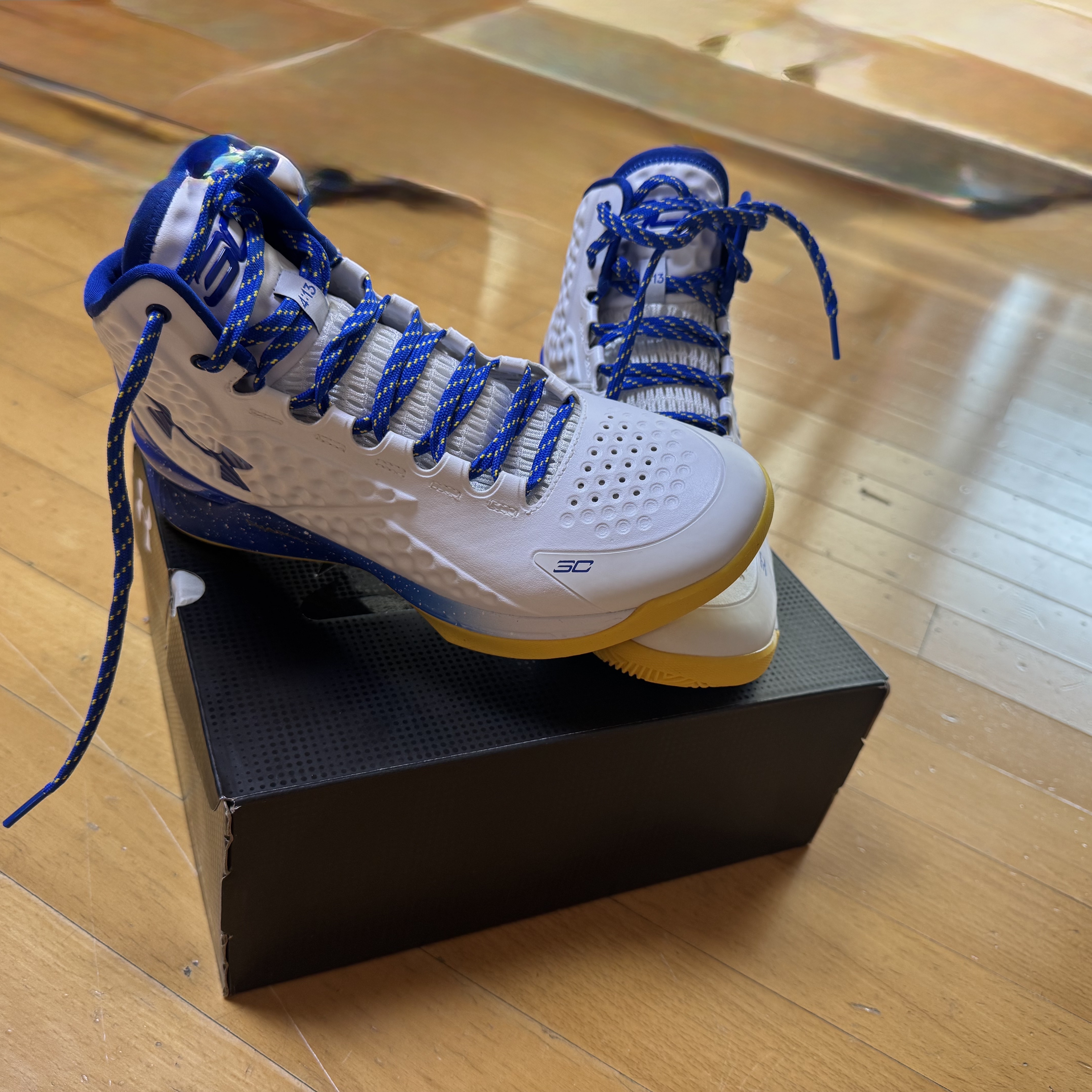 Under Armour Curry 1 White Taxi Royal 착용 스타일