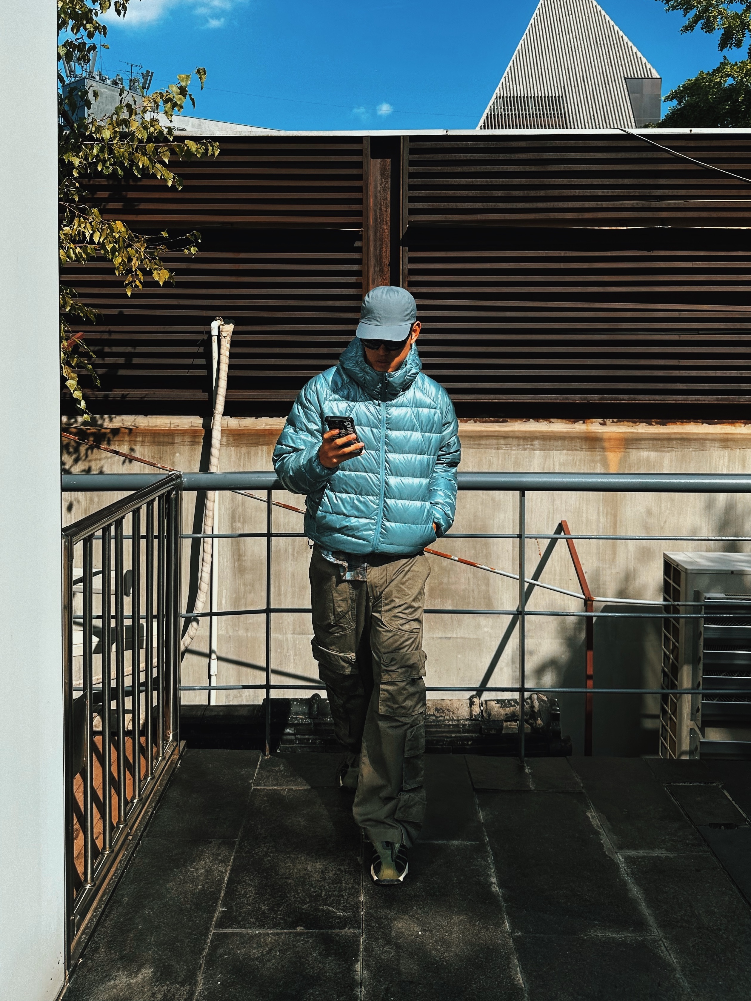 Musinsa Standard Iron Light Down Jacket Grey Blue 착용 스타일 - 2