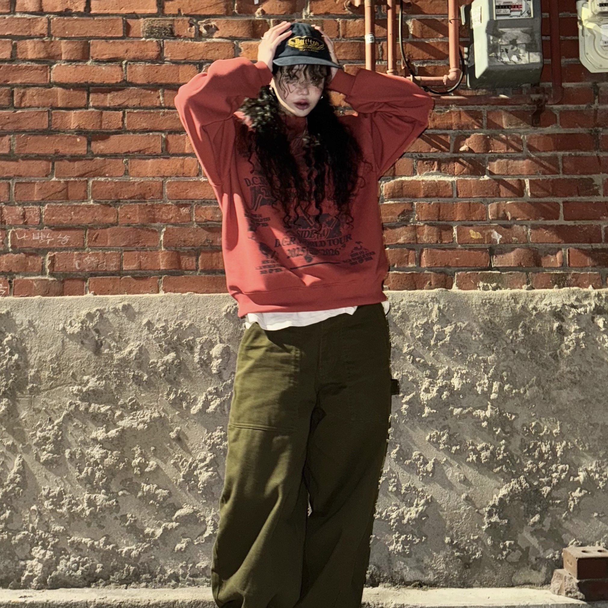 DEFYCLUBROBBERS World Tour Sweatshirt Brick 착용 스타일 - 2