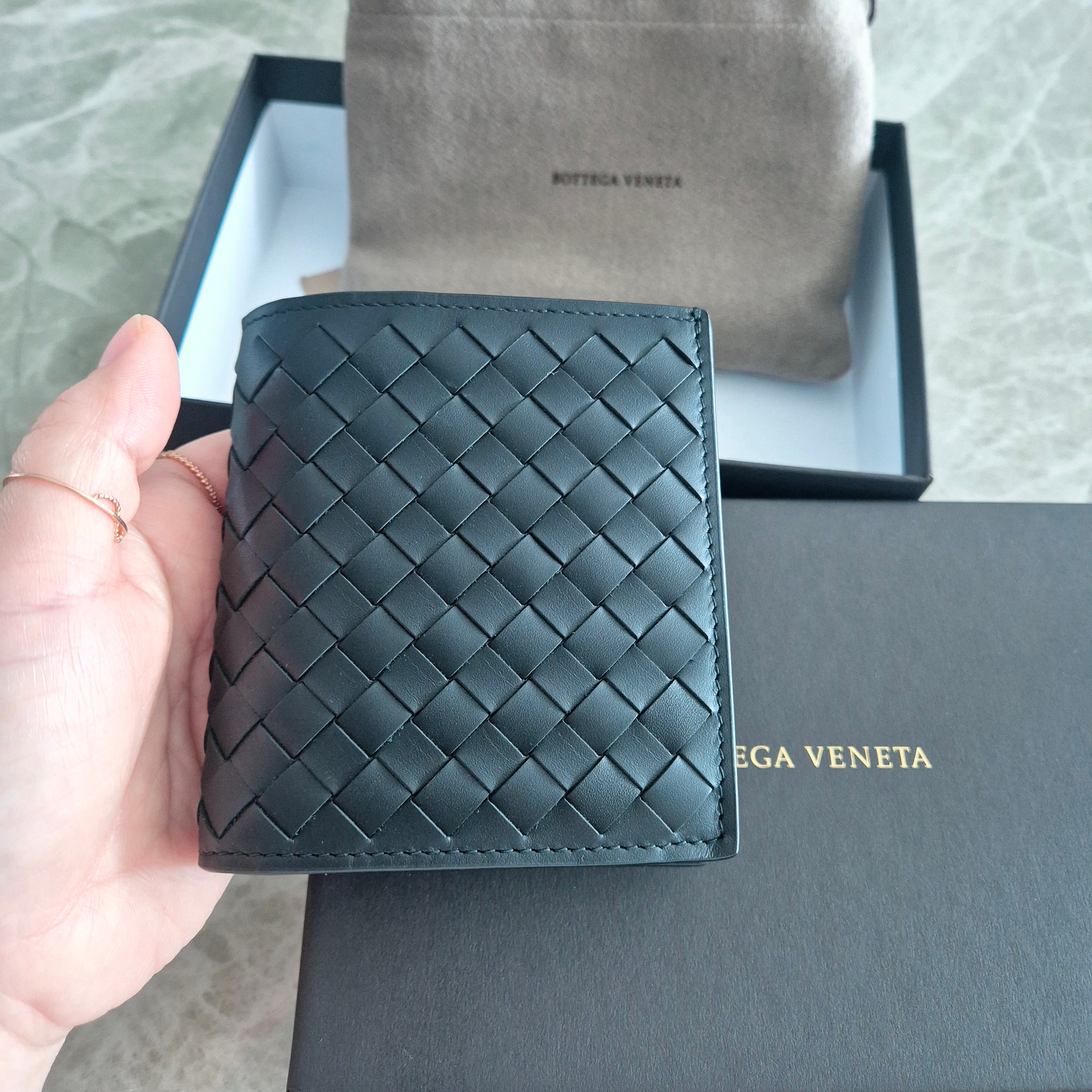 Bottega Veneta Bi-Fold Wallet Black 착용 스타일 - 1