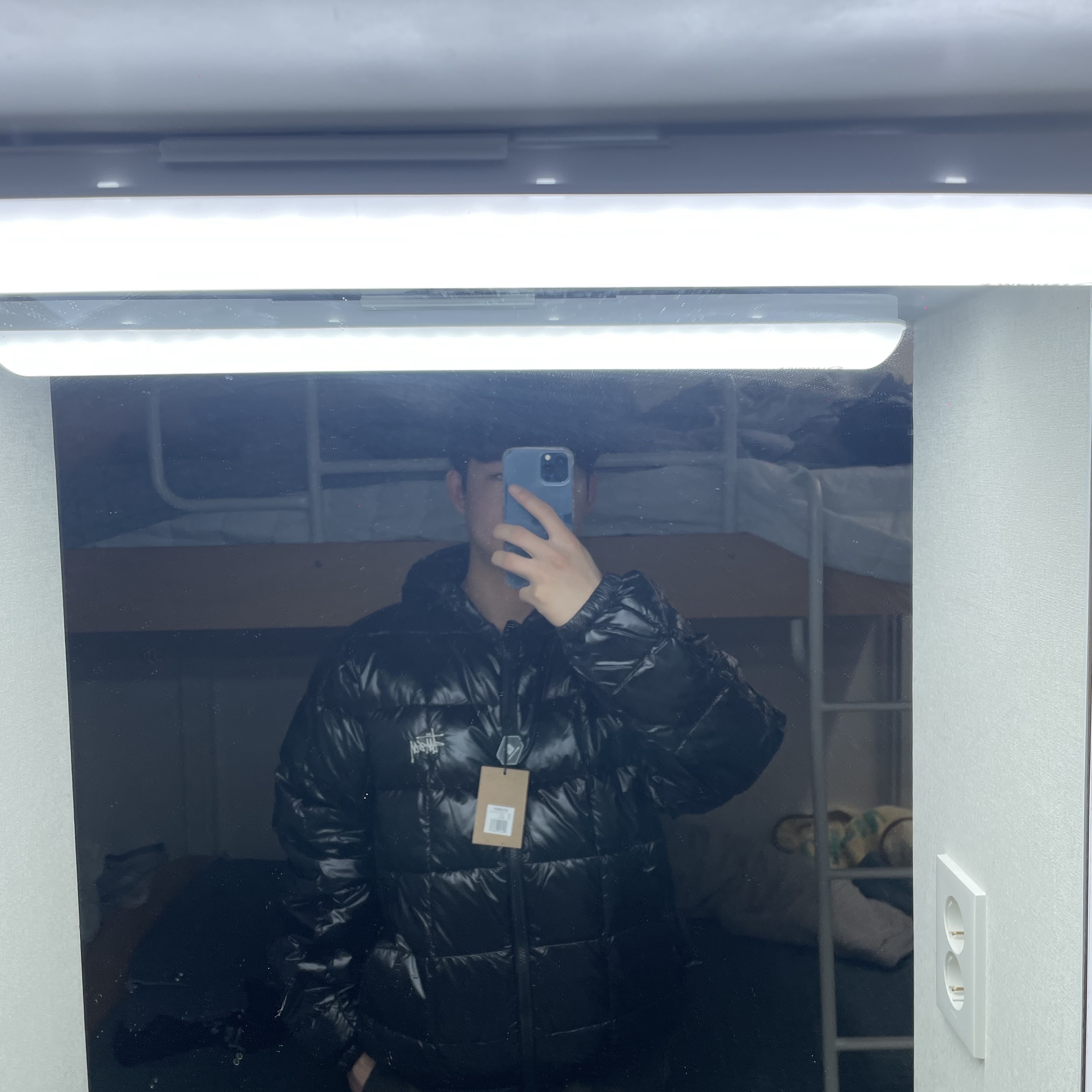 Stussy Midweight Hooded Puffer Black 착용 스타일 - 2