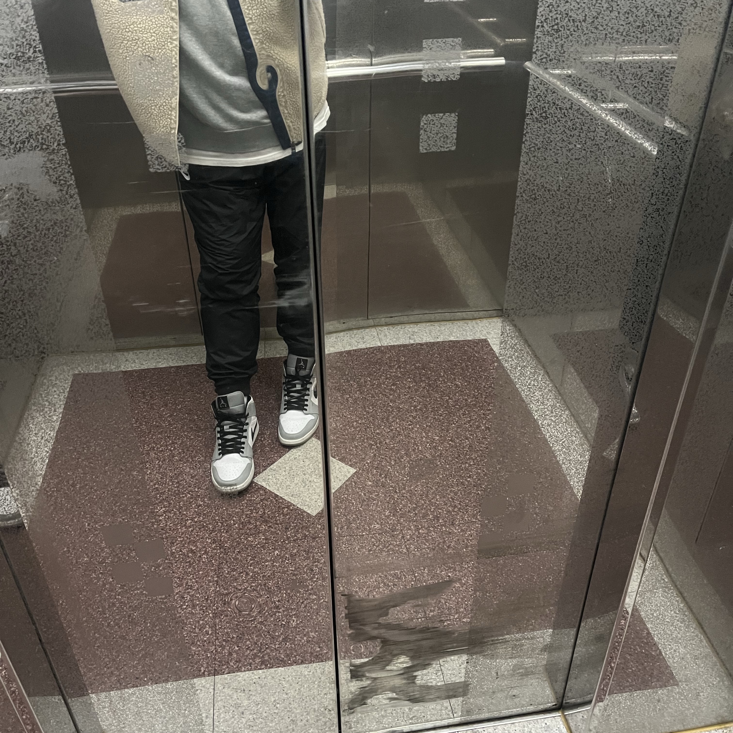 Jordan 1 Mid Light Smoke Grey 착용 스타일