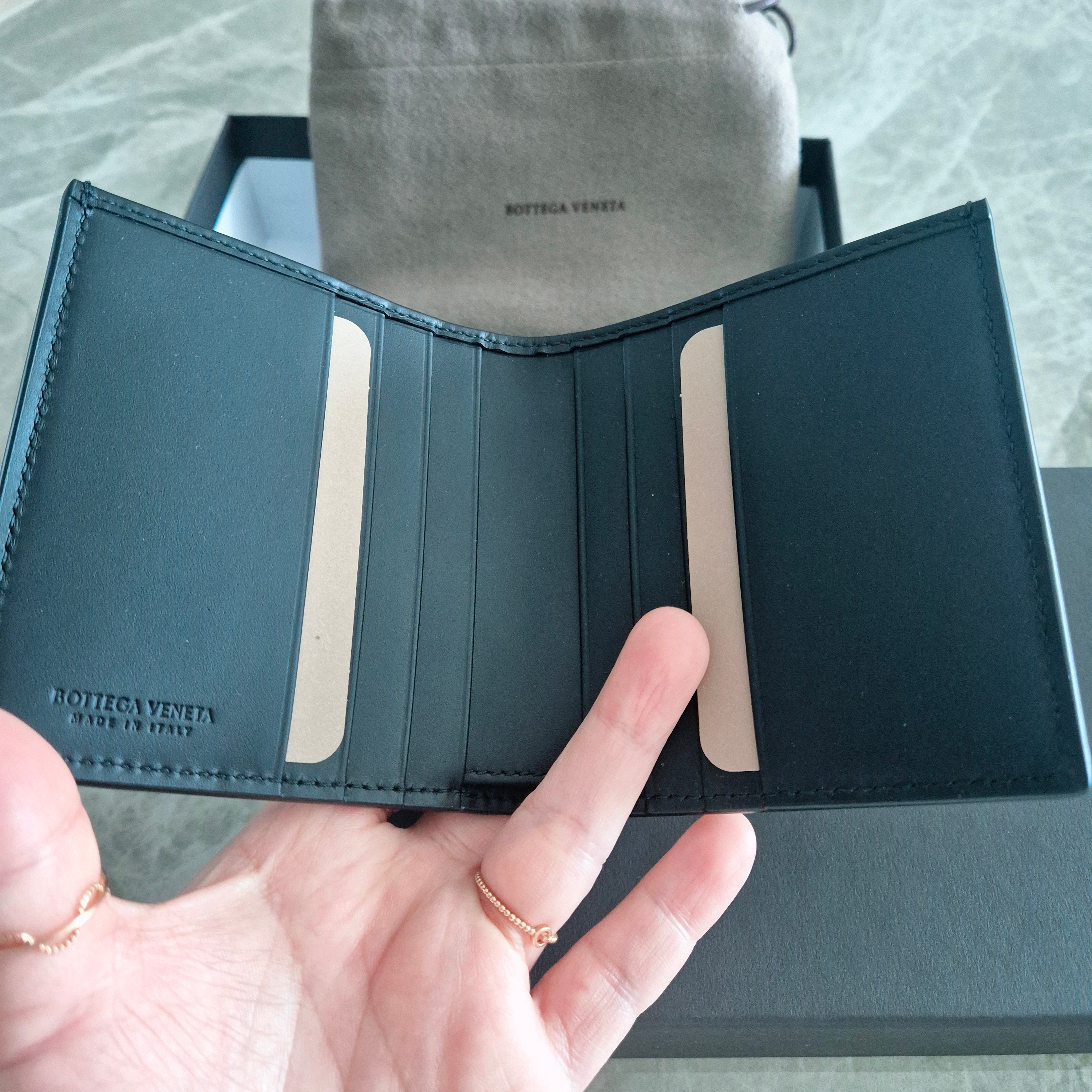 Bottega Veneta Bi-Fold Wallet Black 착용 스타일 - 2