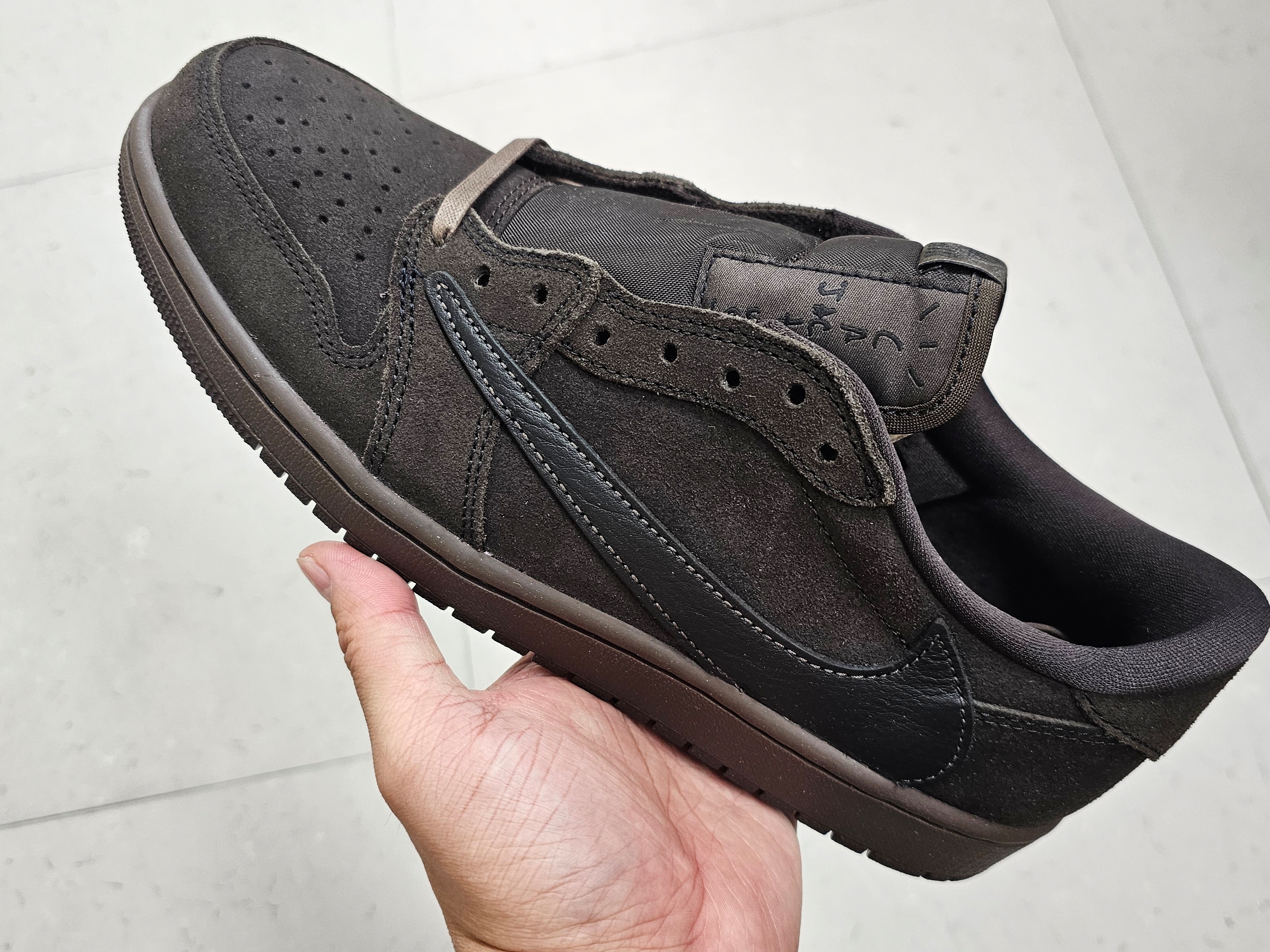 Jordan 1 x Travis Scott Retro Low OG SP Velvet Brown and Dark Mocha 착용 스타일 - 1