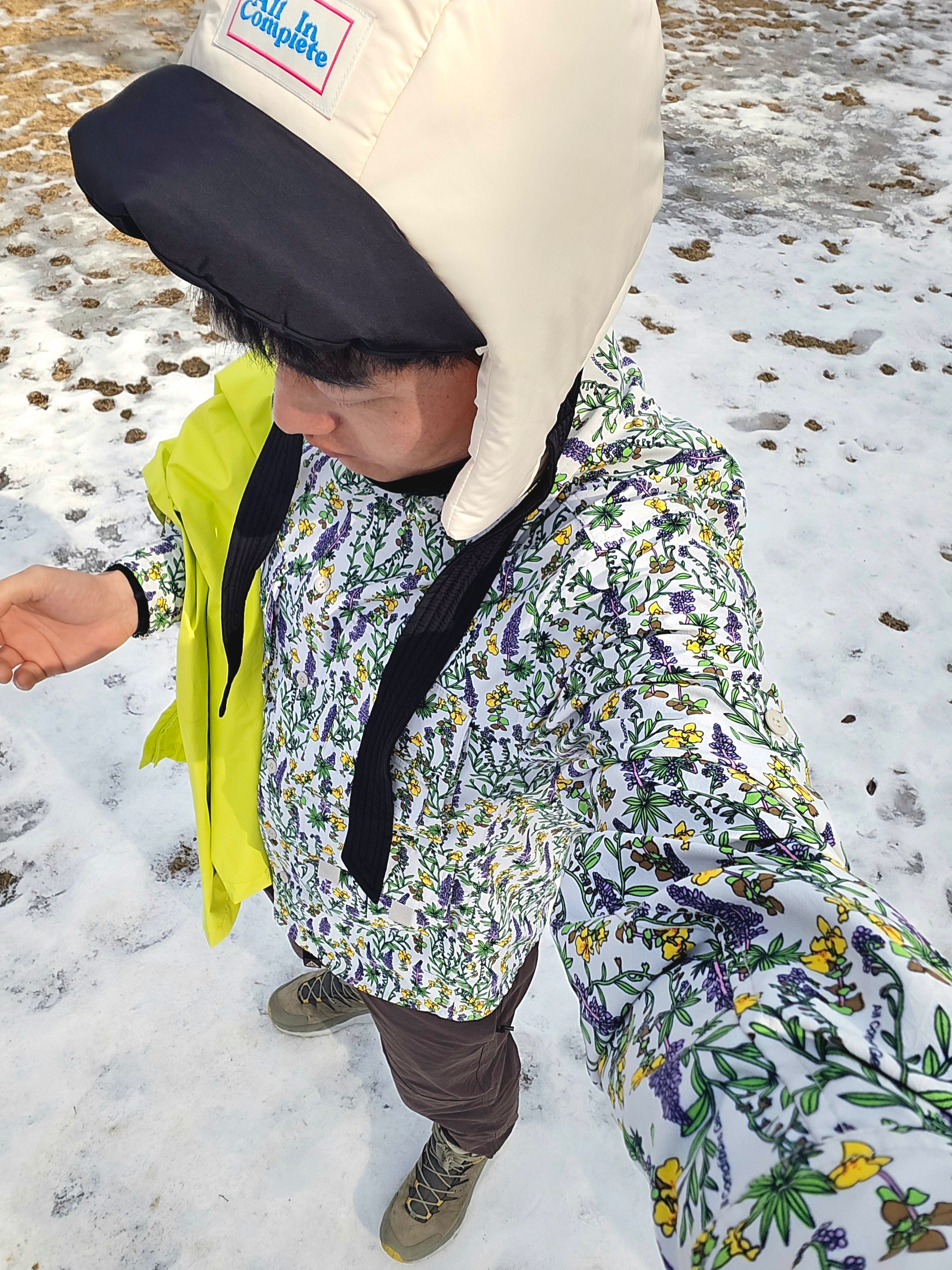 Allincomplete Panda Padding Balaclava, Nike NRG ACG Dri-Fit UV Snowgrass Trail Shirt Light Bone - Asia 착용 스타일