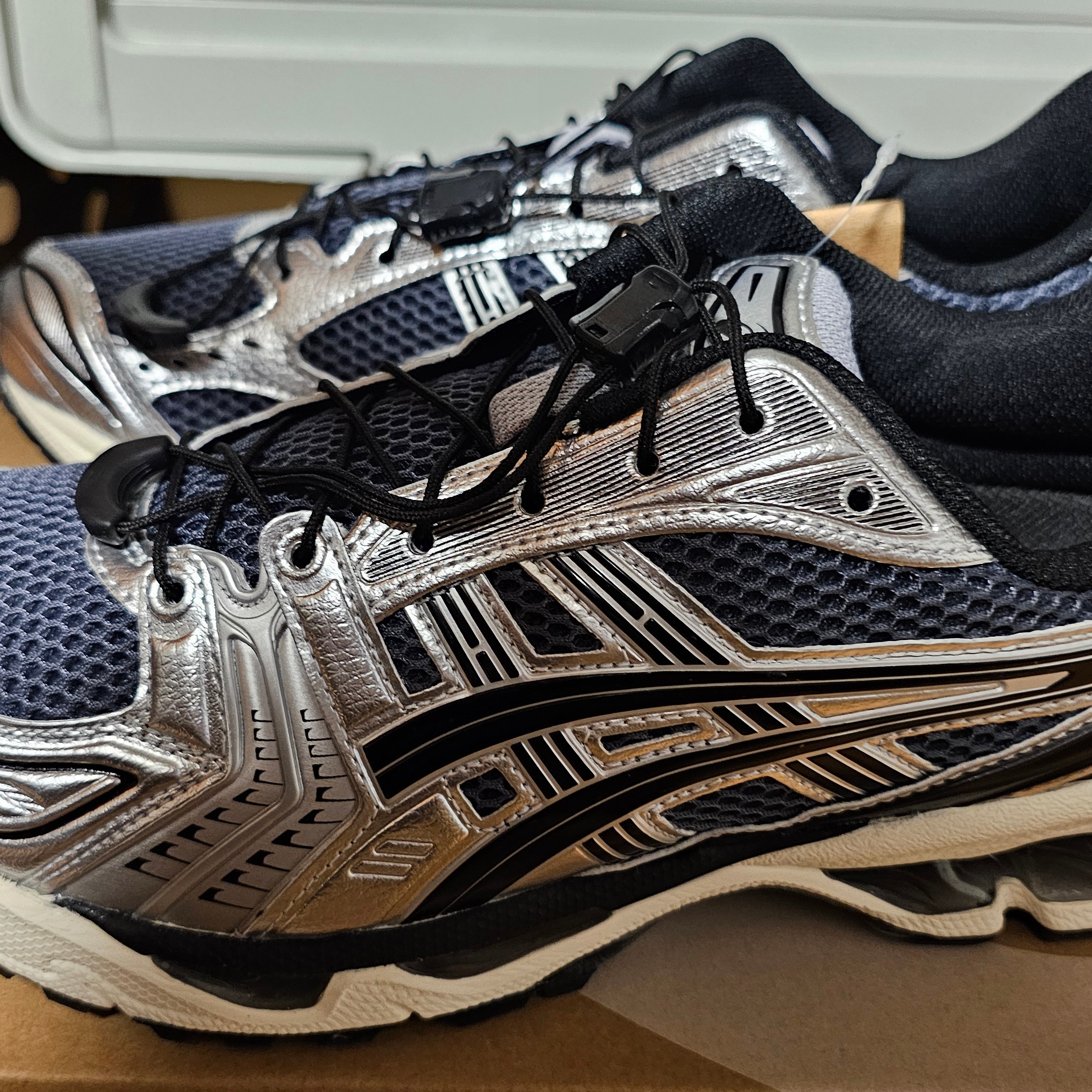 Asics Unlimited Gel-Kayano 14 Carrier Grey Black 착용 스타일