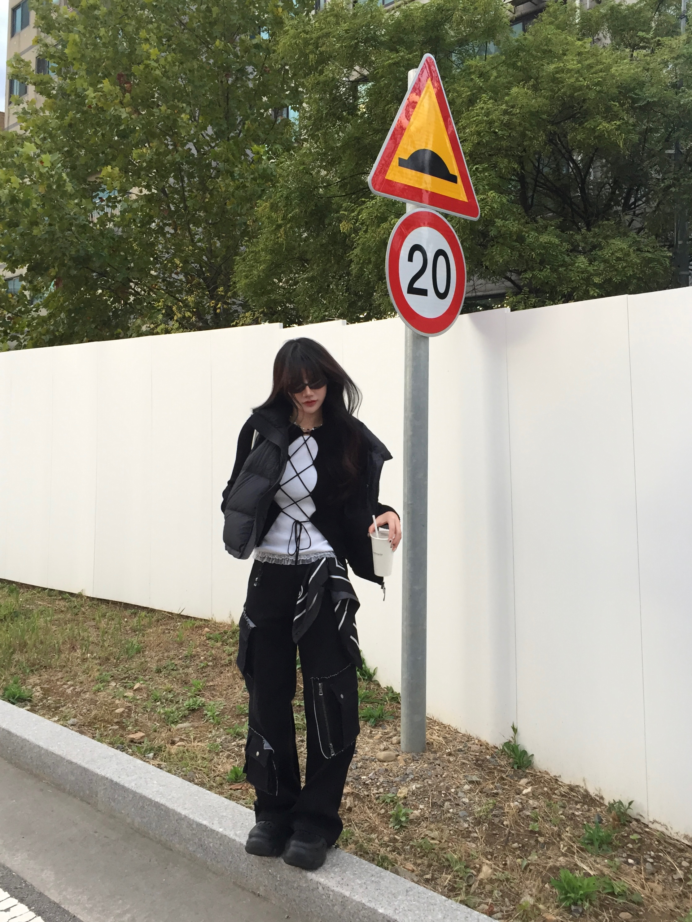 Matin Kim Big Logo Point Down Vest Black 착용 스타일