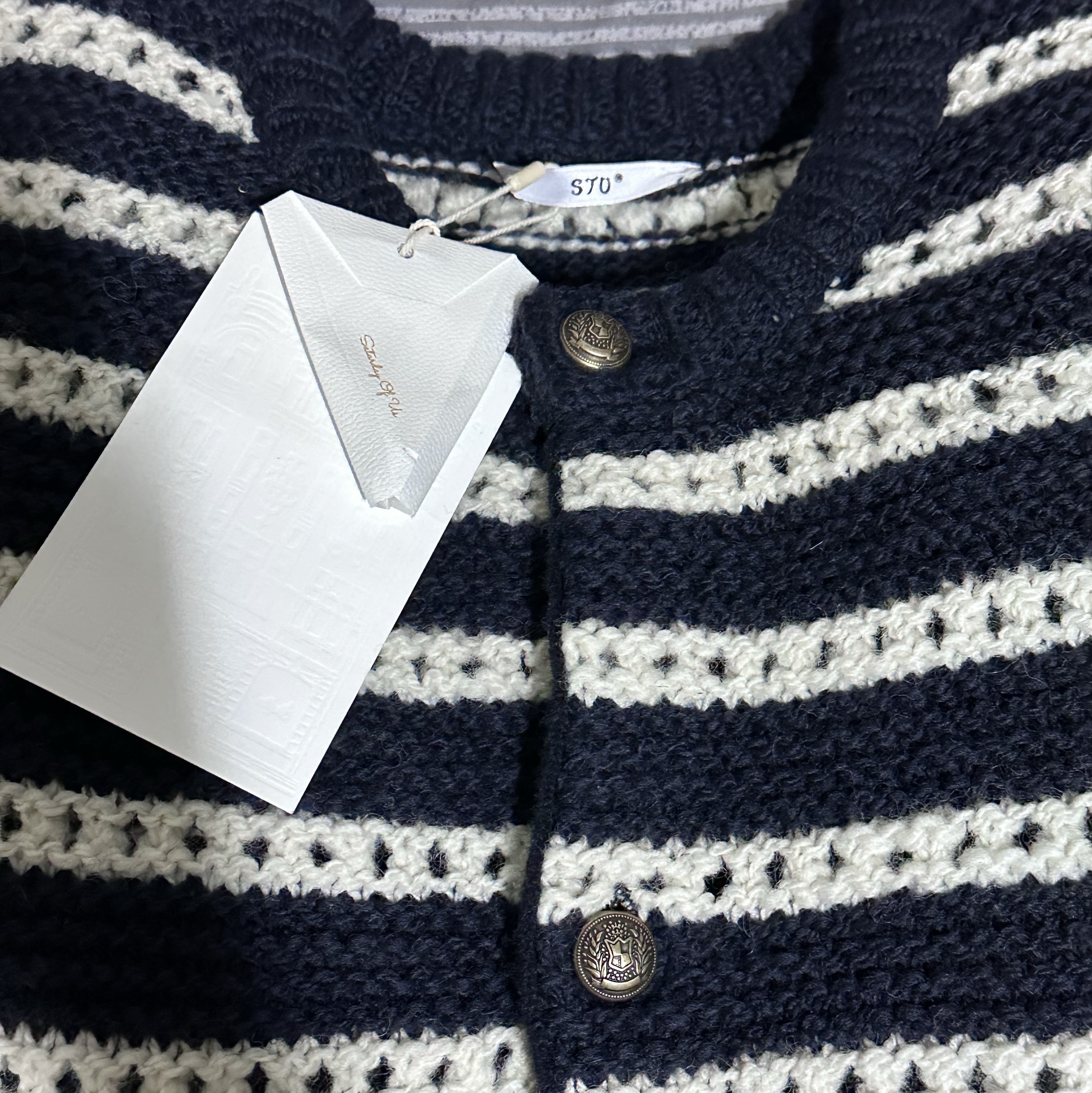 [KREAM 단독 리오더] STU Round Neck Stripe Cardigan Navy 착용 스타일
