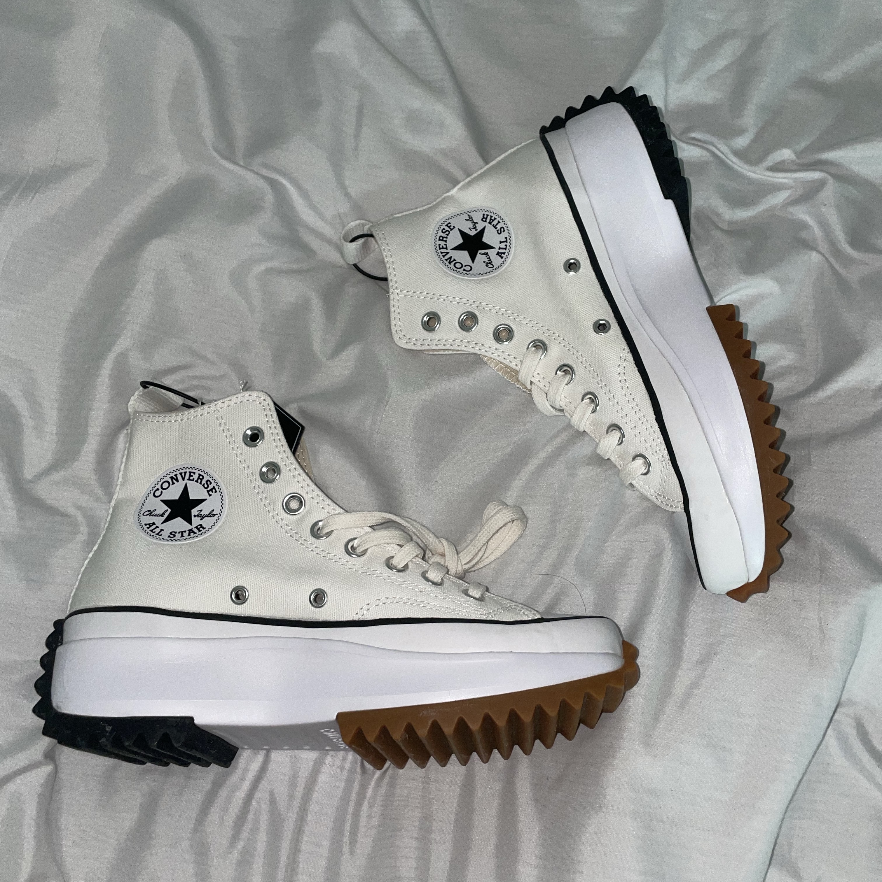 Converse Run Star Hike Hi White Black Gum 착용 스타일 - 1