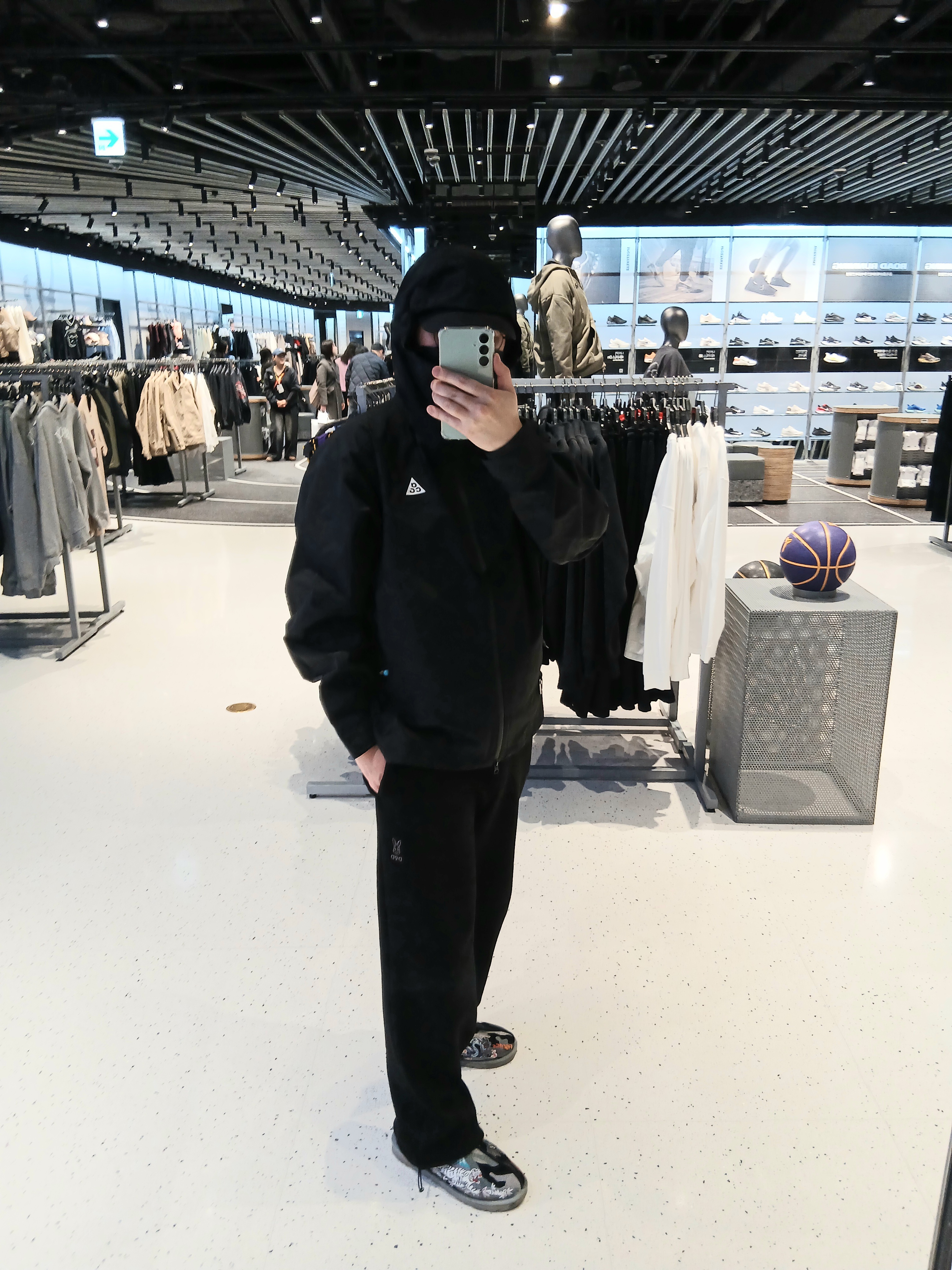 Nike ACG Morpho Storm-Fit ADV Rain Jacket Black - Asia, UGG x Palace Tasman Slipper Black Camo 착용 스타일 - 1