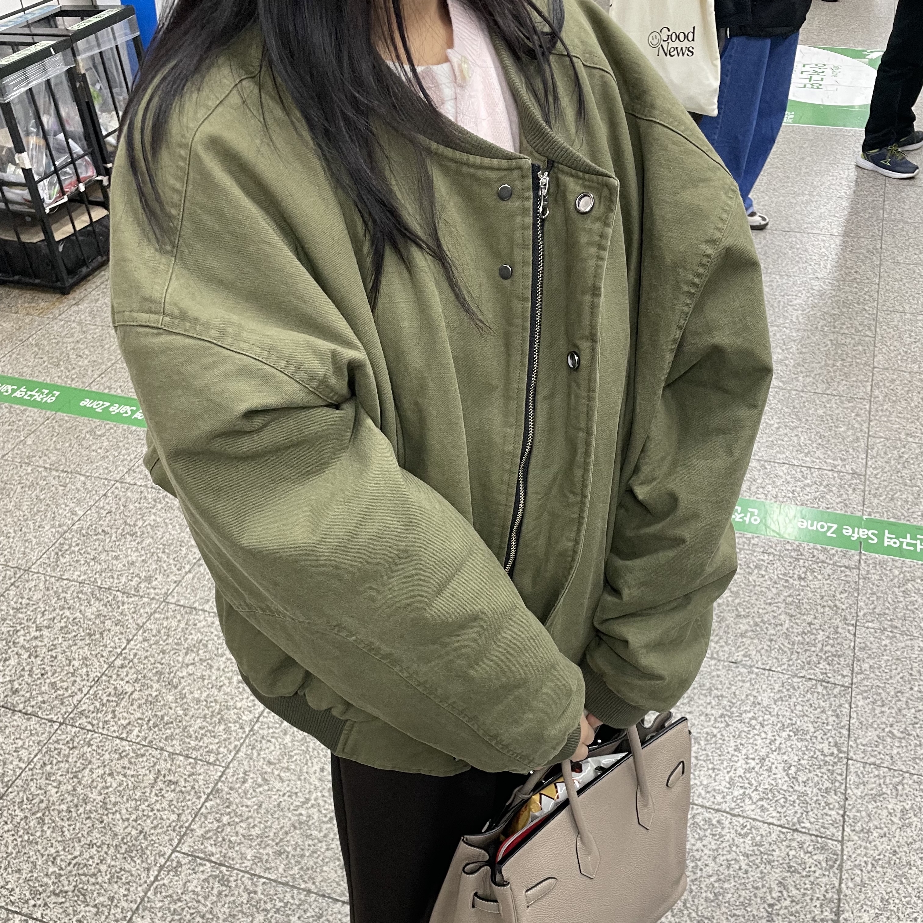 Nonnod Sulfur Dye Serge Bomber Jacket Vintage Khaki, Balenciaga Wrap D-Frame Sunglasses Black 착용 스타일 - 6