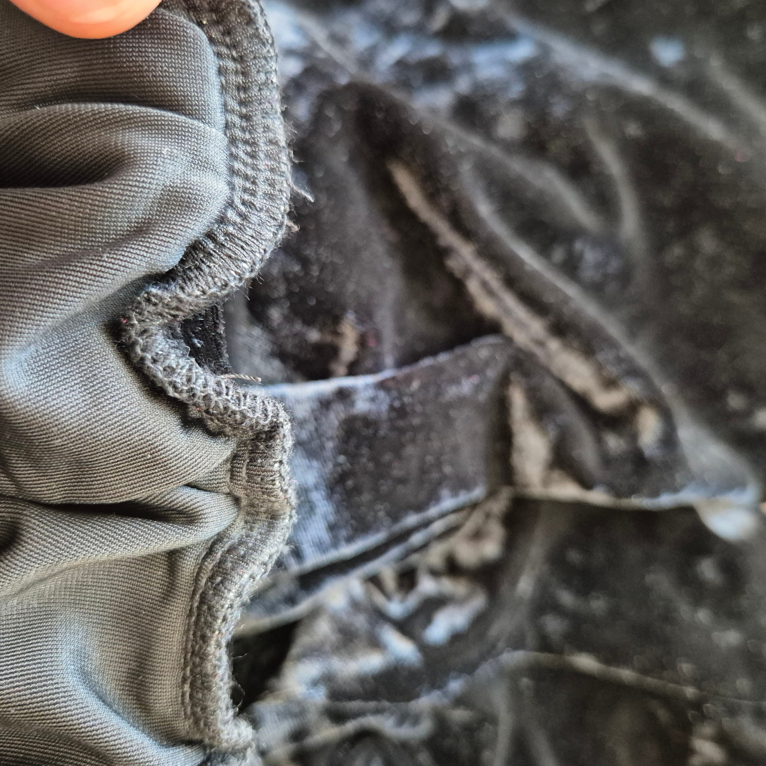 Aq Blood Logo Velour Pant Black 착용 스타일 - 3